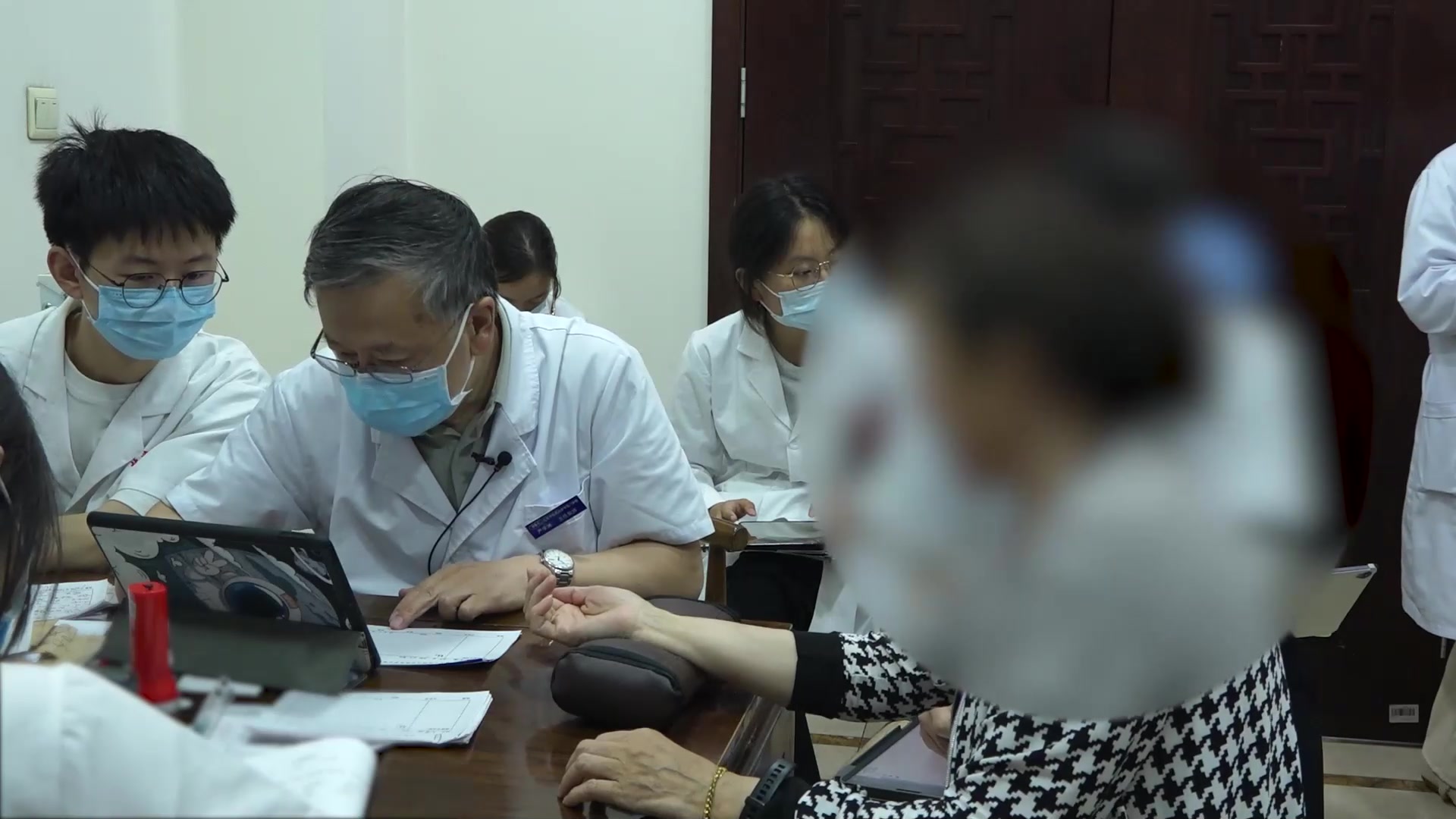 气虚痰瘀交阻：66岁胸痹患者二阳后胸背痛加重的中医辨治