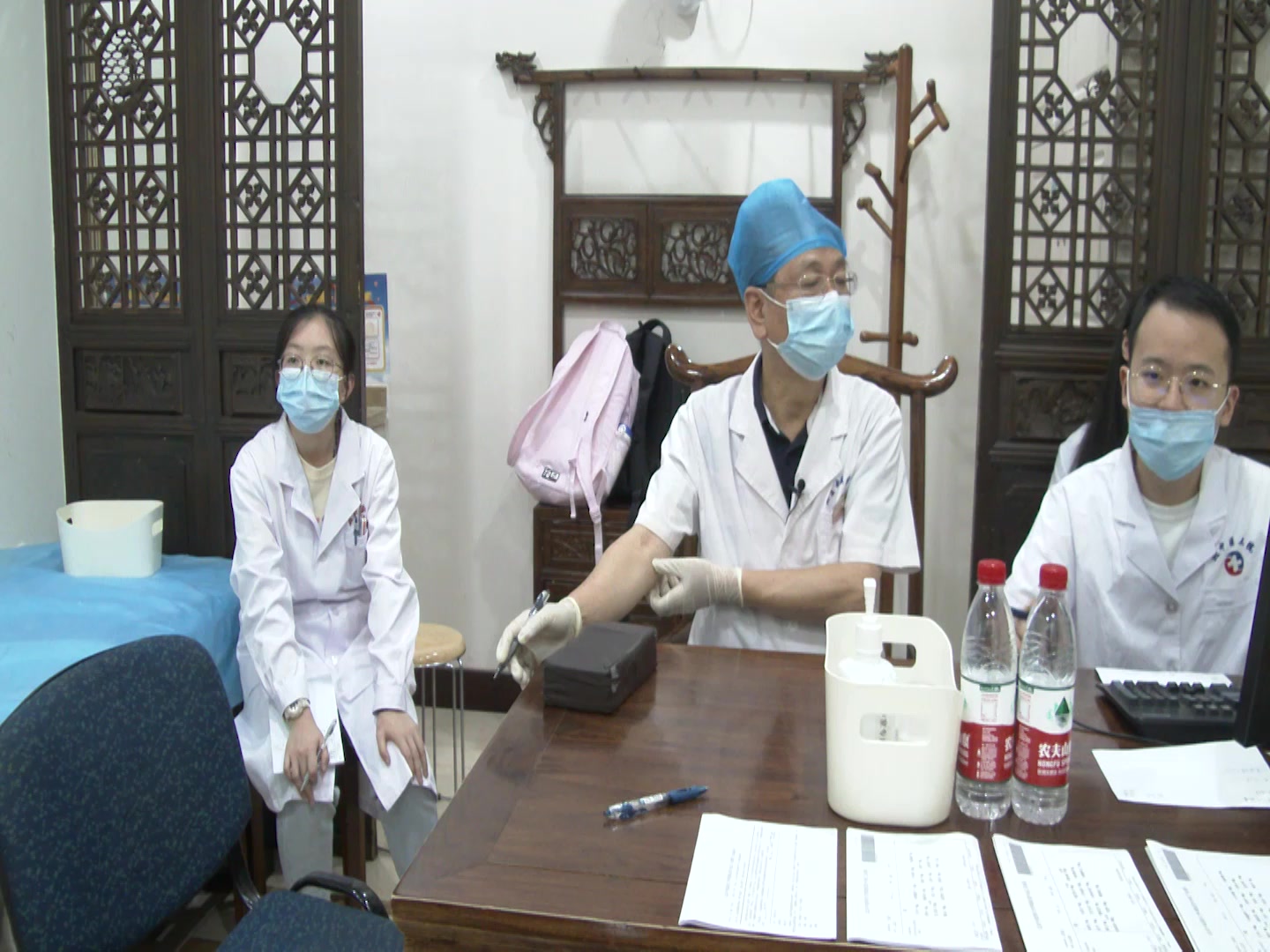 脾虚湿盛痰瘀阻络：57岁女性更年期眩晕血压波动的健脾平肝活血法