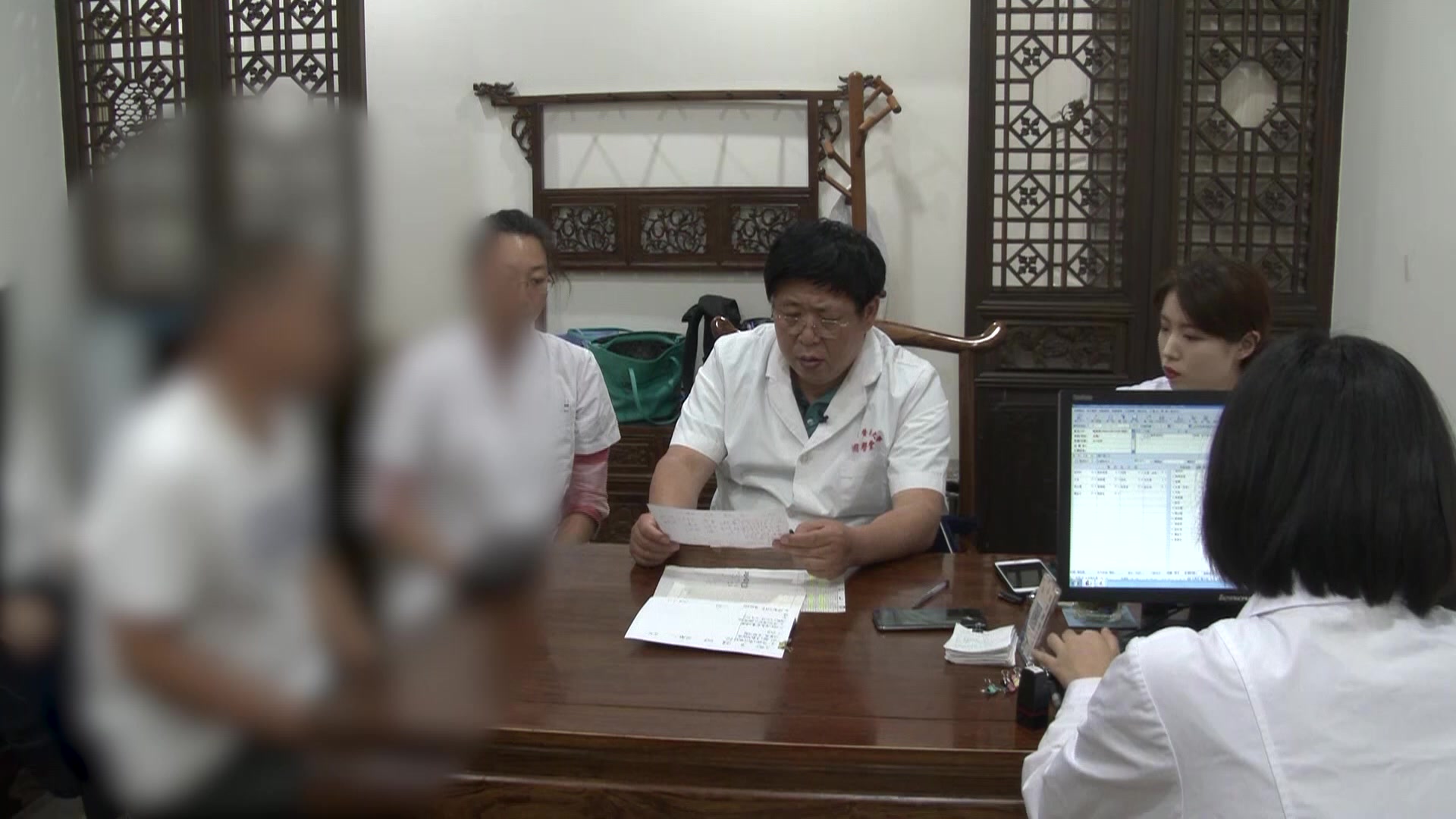 经络瘀阻肝郁奔豚：50岁男性胸闷凉气窜痛伴溲急的柴胡桂枝汤加减
