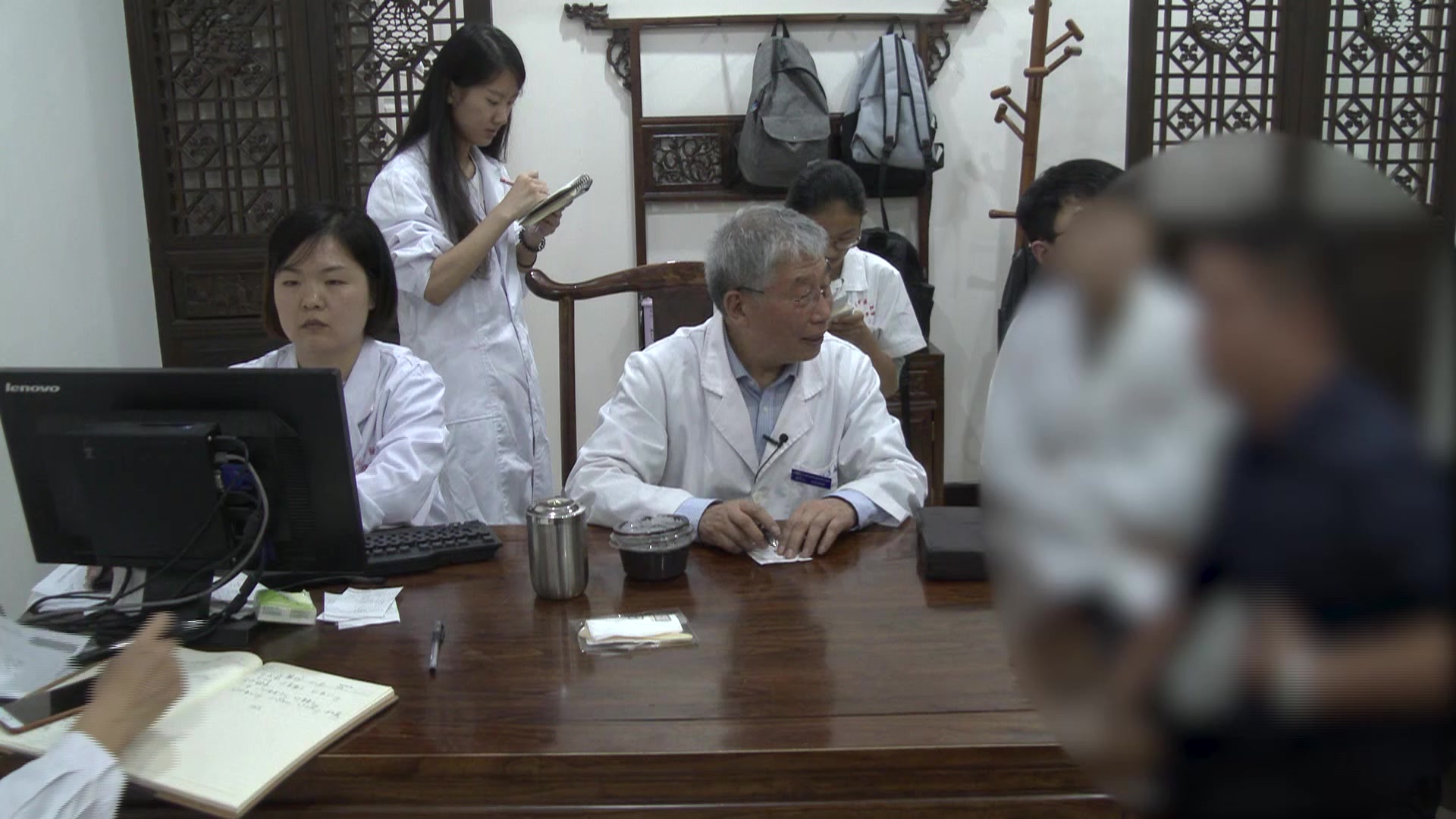 肾阳虚衰气不摄津：33岁男性多汗伴下肢肌肉萎缩的补肾固涩强筋法