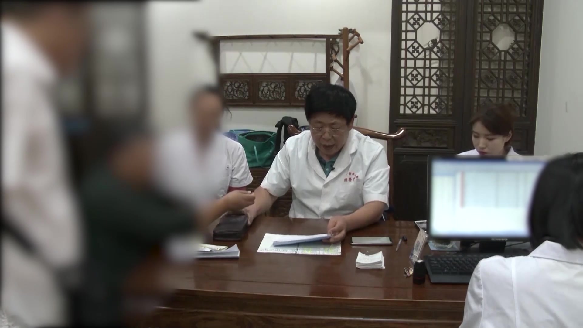 脾肾亏虚水湿内停：65岁糖尿病肾病头晕水肿的鸡鸣散利水降浊法
