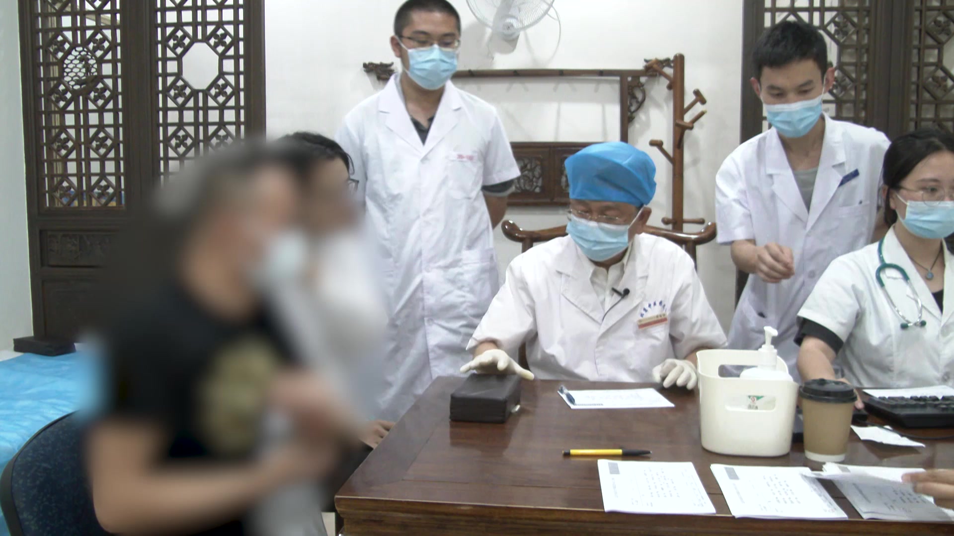 湿滞胃肠痹阻经络：45岁男性腹胀便结伴风湿的行气通腑化湿法