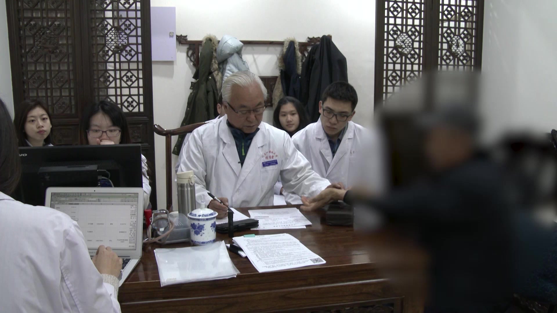 湿热瘀阻：69岁男性类风湿关节炎肌肤甲错的清热活血通络法