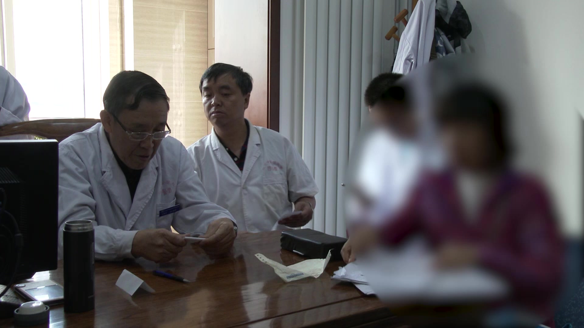 肝郁气滞痰凝血瘀：42岁女性乳腺纤维瘤术后双侧疼痛的疏肝散结法