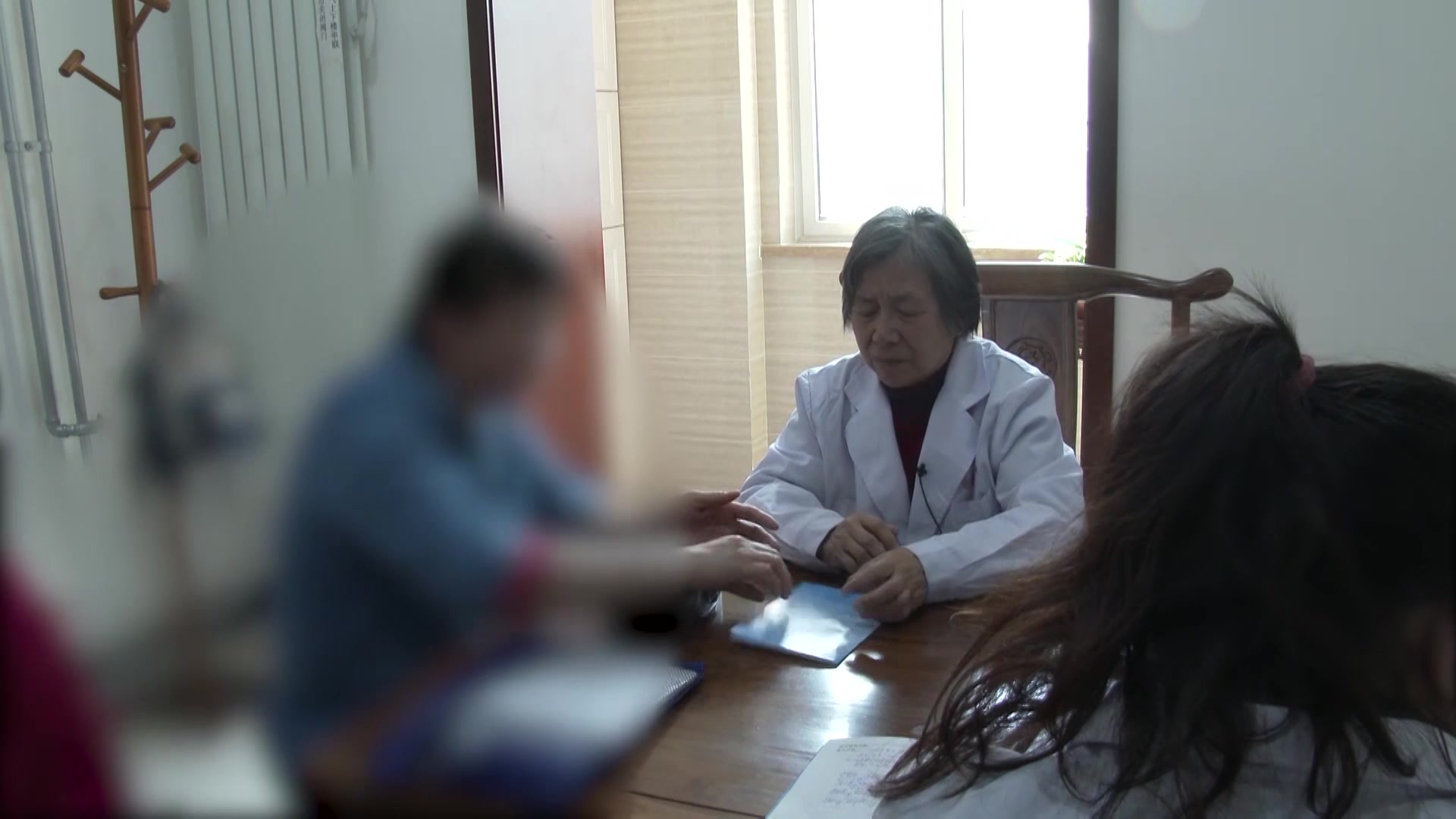 肝肾阴虚虚火上炎：44岁女性痹证关节脆弱疼痛的滋阴清热通络法