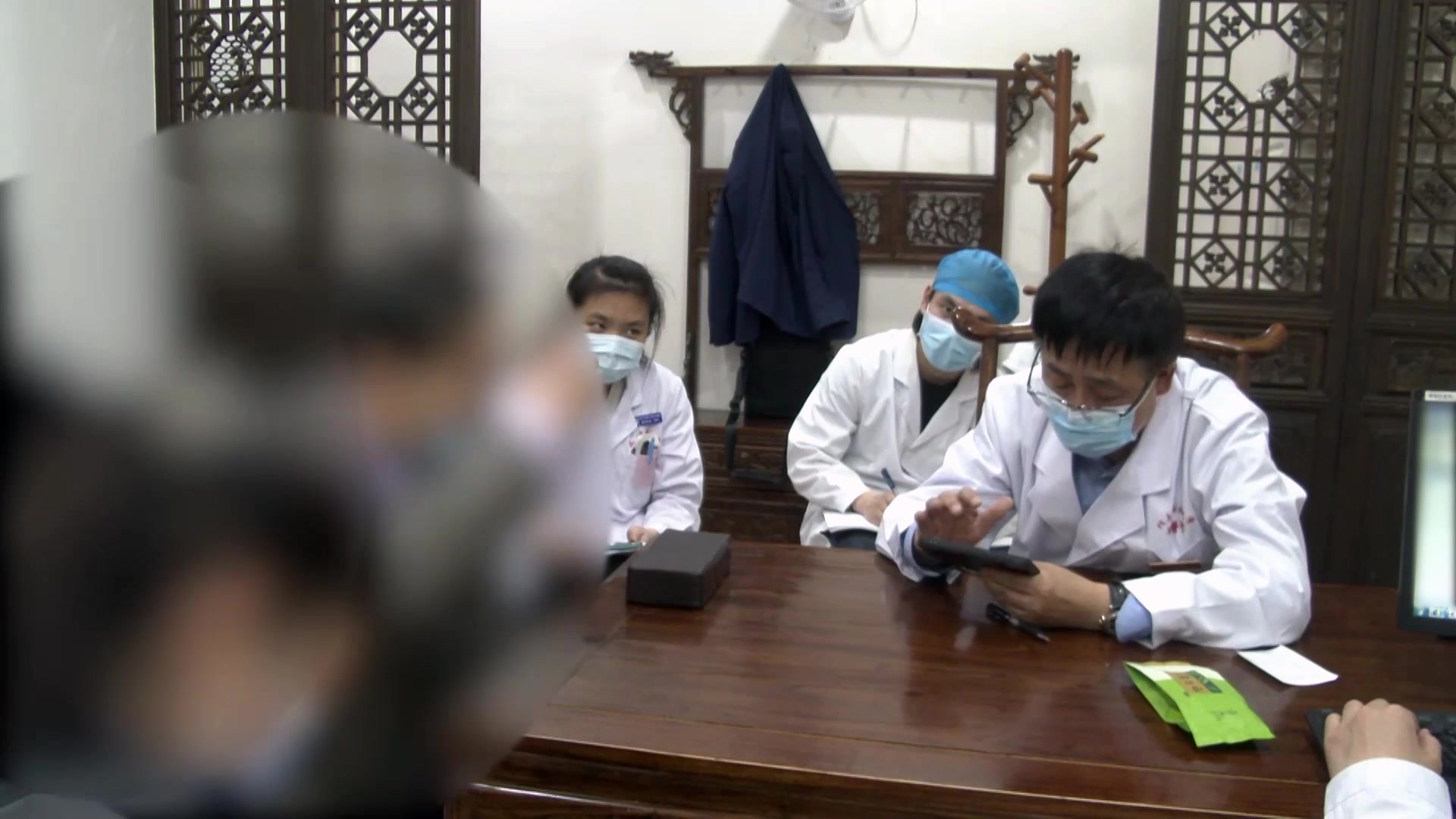 肝郁血瘀湿热内蕴：76岁糖尿病高血压患者双下肢沉胀出虚汗的疏肝活血法