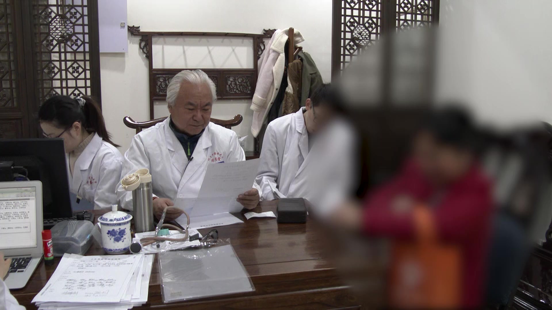 肝脾失调气阴两伤：62岁女性胆汁淤积性肝病口干便溏的柔肝健脾调免法