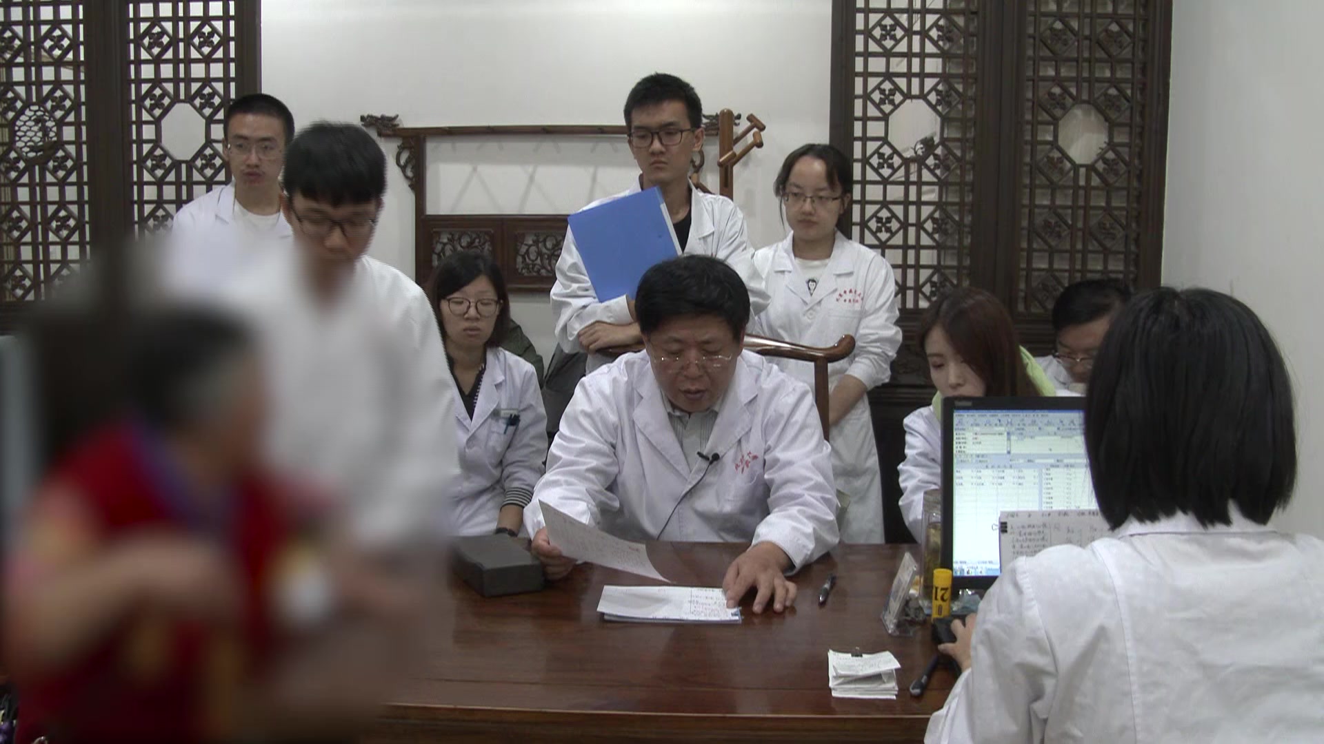 肝胃不和胃热湿阻：78岁女性烧心头沉之清热和胃消食法