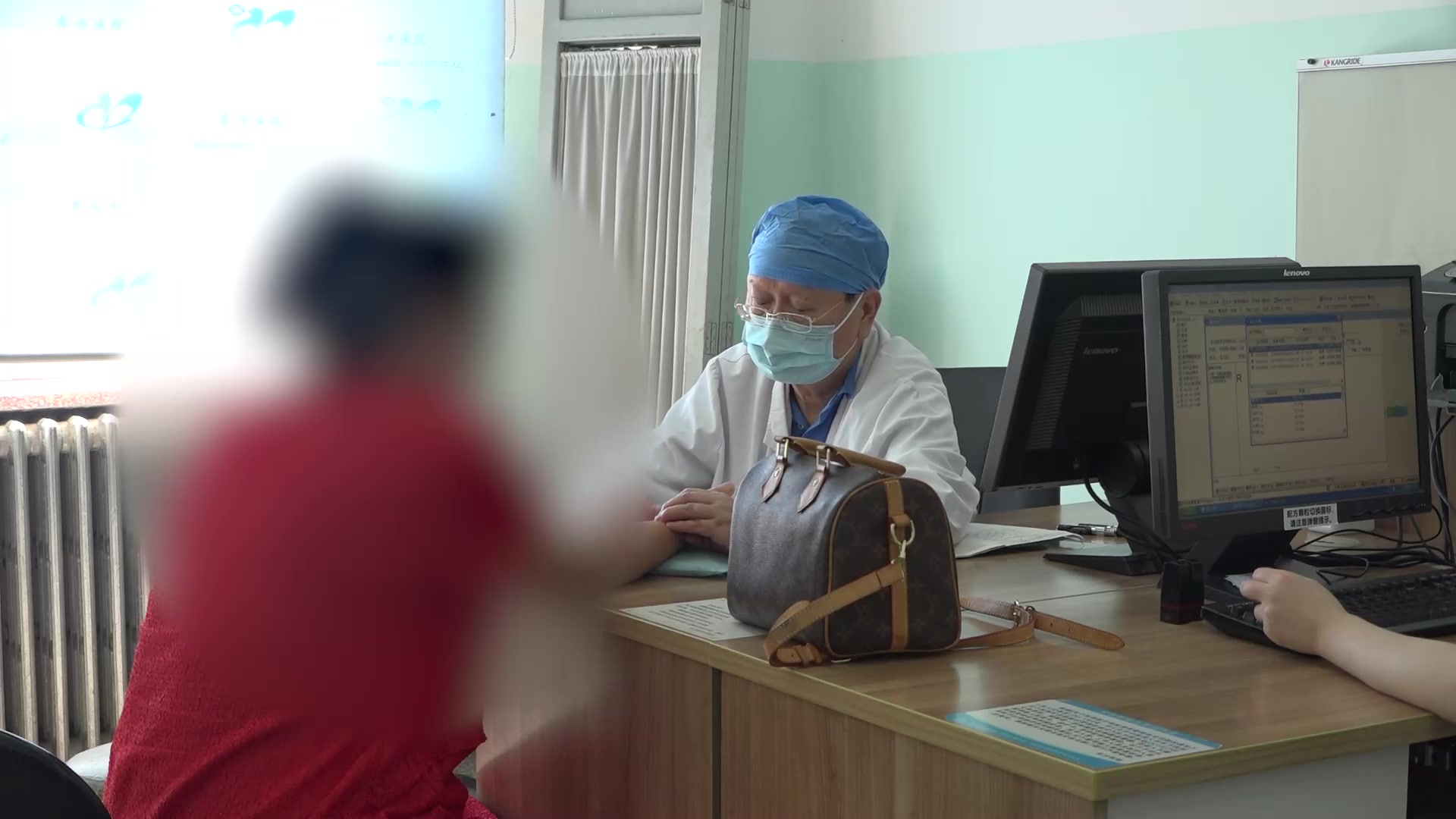 气虚血瘀湿阻：55岁女性下肢淤积性皮炎红肿灼热的益气活血利湿法