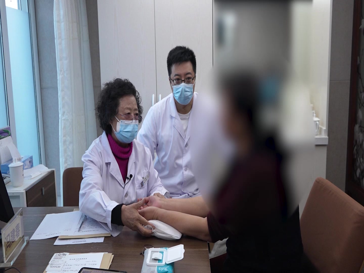 肝胆湿热兼脾肾亏虚：59岁女性眼睑下垂干涩的升阳益胃祛风法