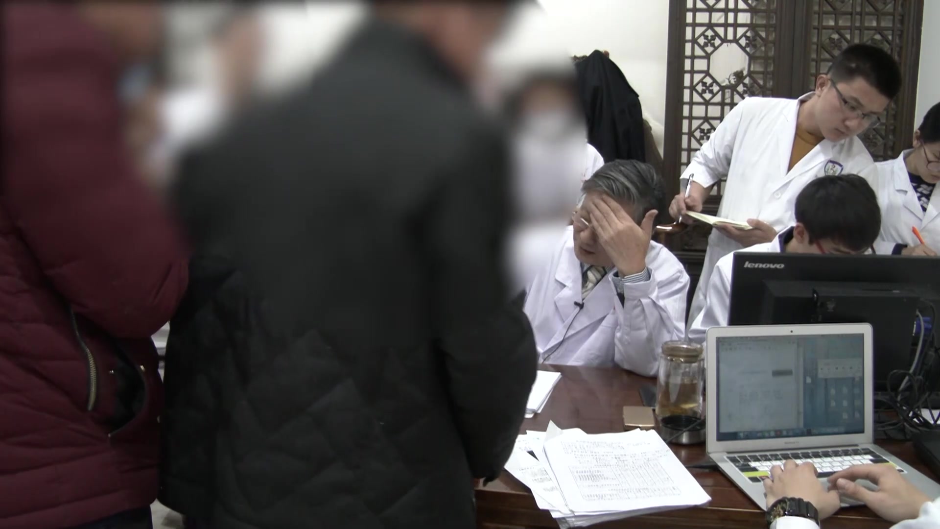 湿热内蕴迫津外泄：59岁女性自汗十年伴黏汗黄染、体重下降的清热利湿法