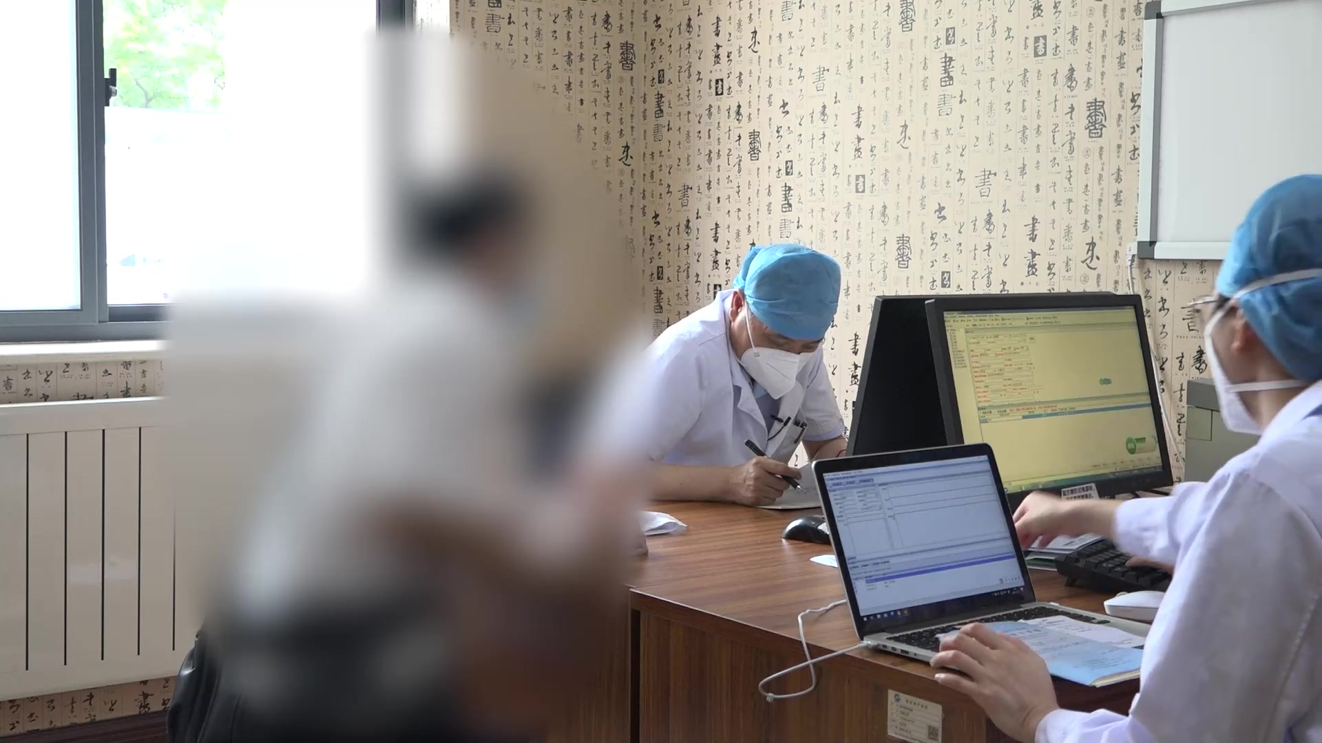 肝郁气滞，痰气交阻：40岁男性左胁胀伴反酸口干之疏肝理气化痰法