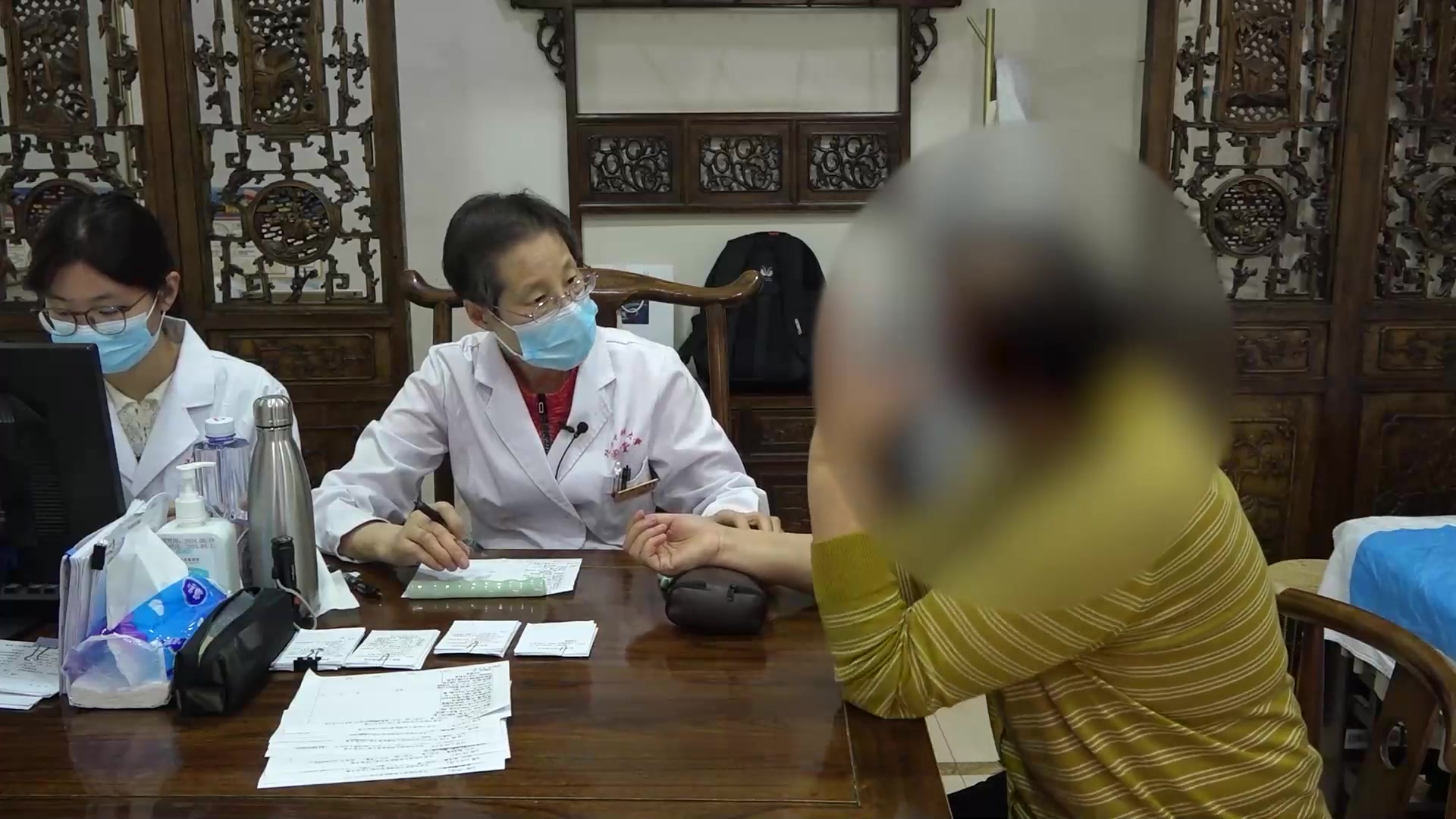 阴虚内热证：59岁女性复发性盗汗伴小腿抽筋的中药与穴位按摩