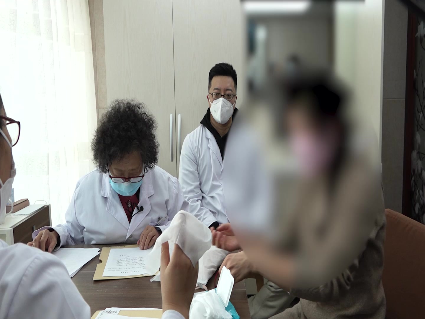 肝胆湿热证：35岁女性口腔异味大便粘滞的清化湿热法