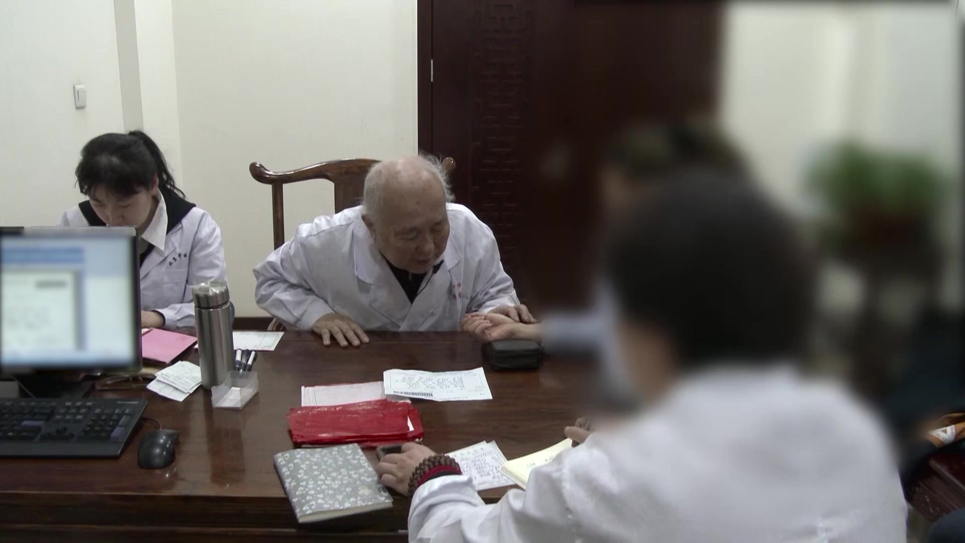 肝郁脾虚：37岁女性生气后胁痛月经后期之疏肝健脾法