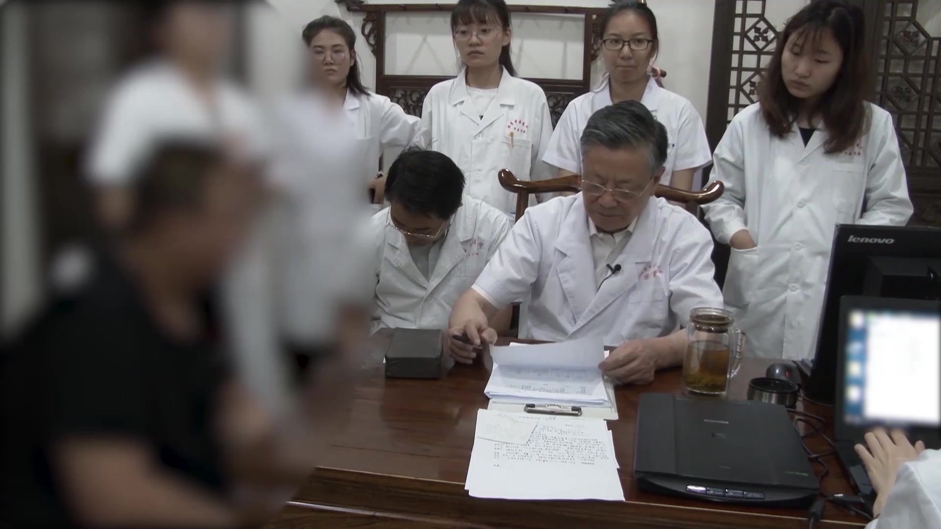 病机未明：16岁男性自幼肥胖激素后加重伴舌裂纹