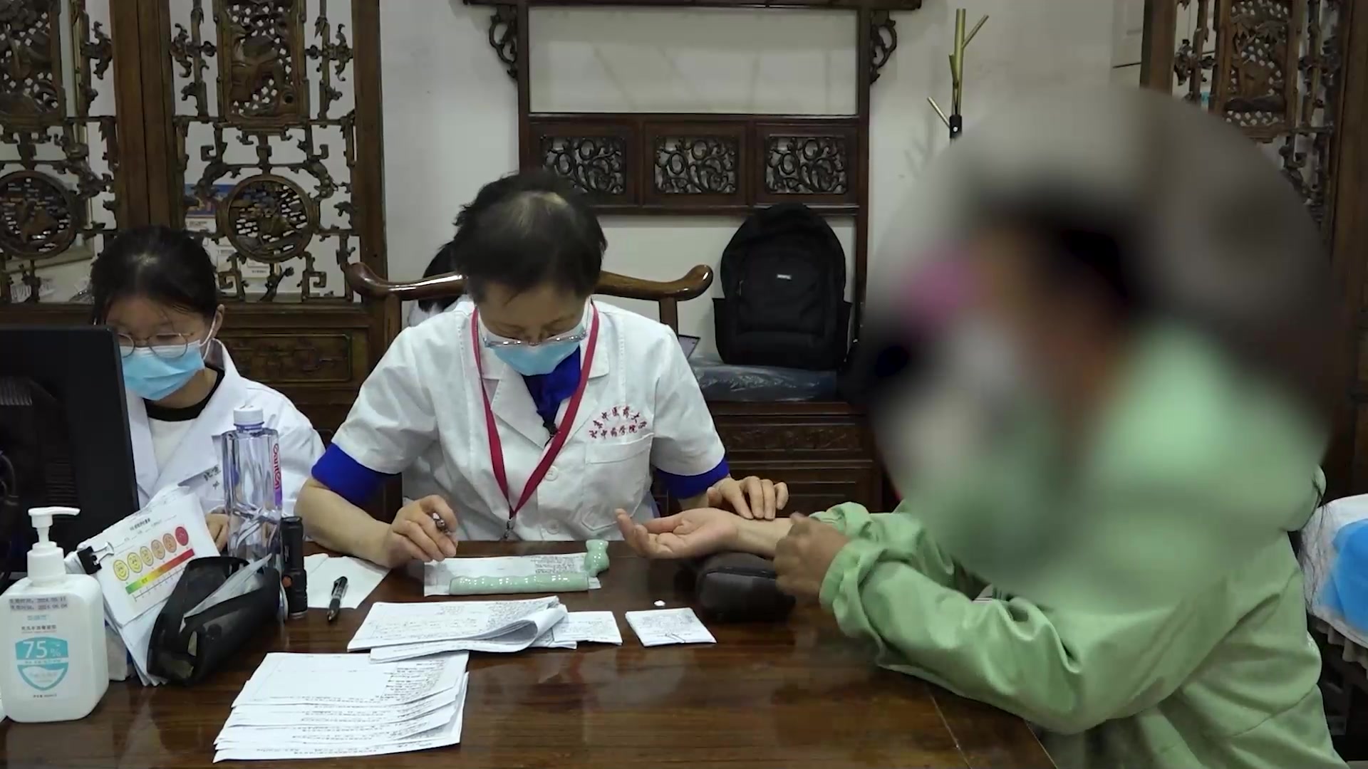 肝郁湿浊瘀阻：59岁女性偏头痛头晕伴反酸的疏肝化湿通络法