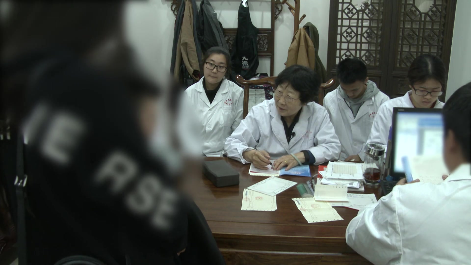 脾阳虚兼肠道湿热：34岁男性腹泻遇冷即发的温中清肠法