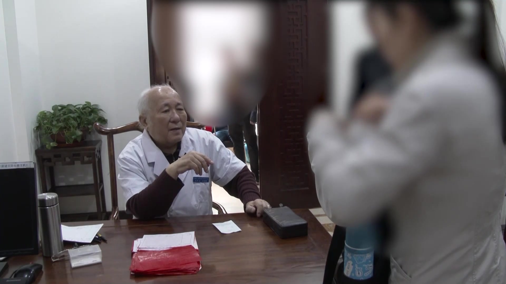 风寒外束营卫不和：71岁男性受风后背凉痛4年的解表取微汗法
