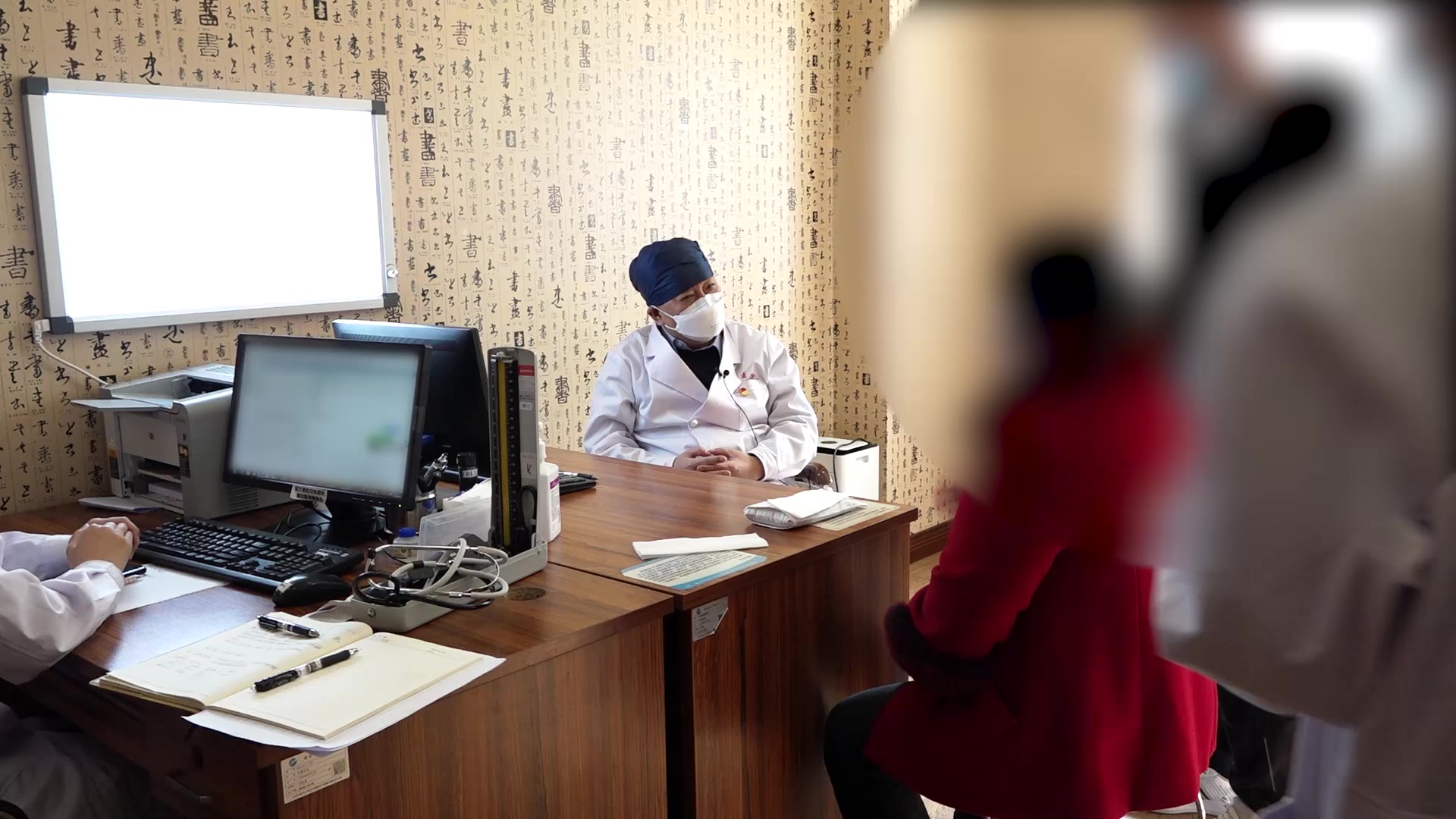 痰热上扰动风：58岁女性头晕手抖的平肝息风法