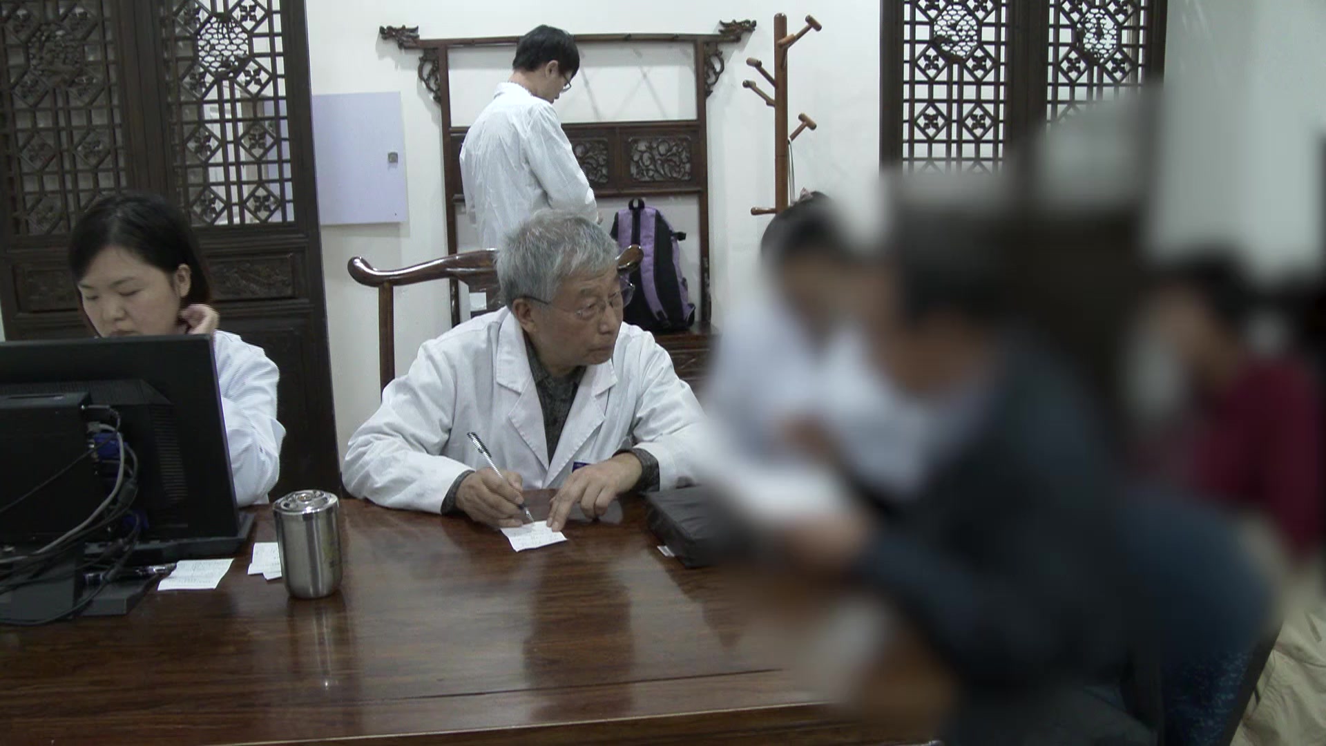 肝郁化热脾虚气弱：66岁男性焦虑性抑郁伴双肩发紧的清心益气法