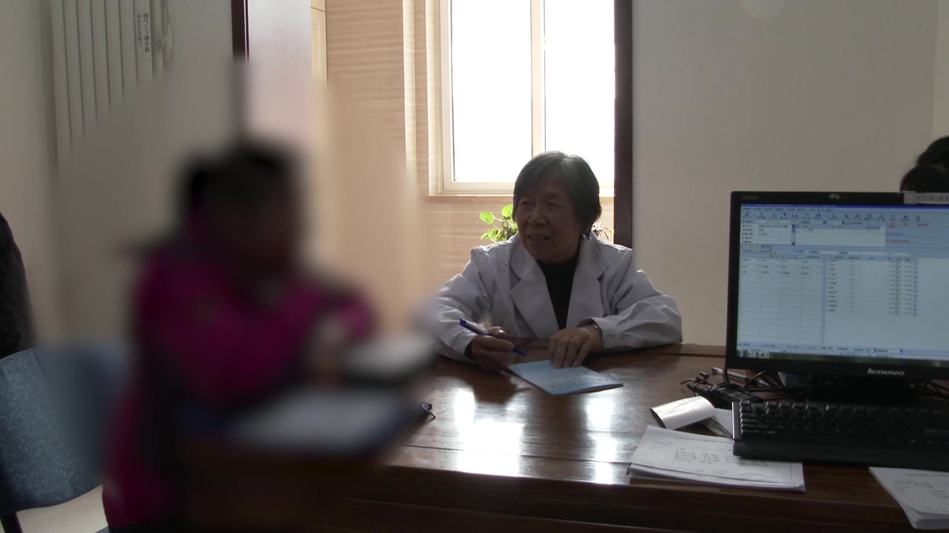 阳虚寒湿阻络：46岁女性双手肿胀疼痛的温阳散寒通络法