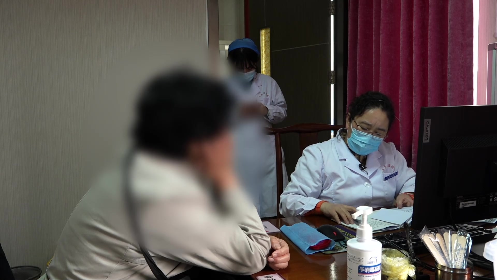 上热下湿证：67岁消渴膝痹患者体位性眩晕的综合防摔与清利
