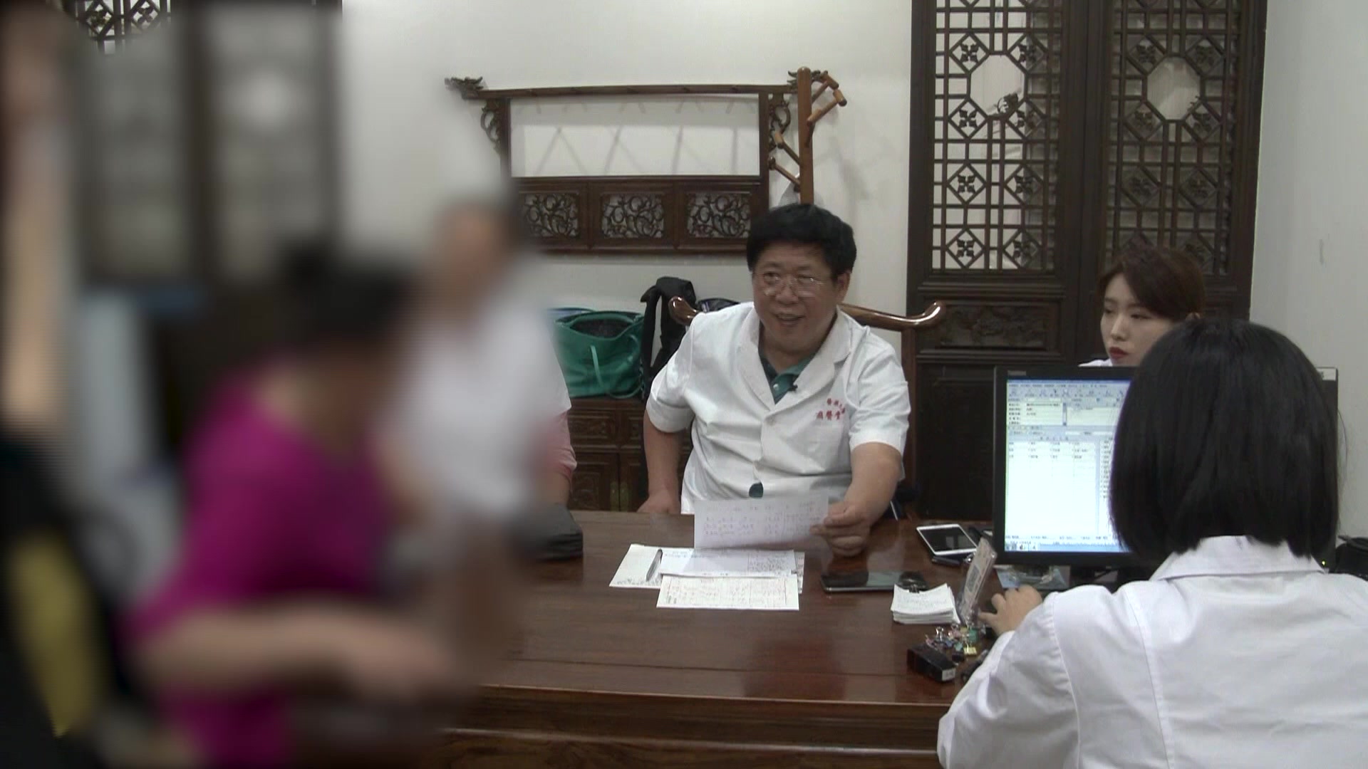阴虚内热气机郁滞：38岁女性鼻炎复诊目涩胃胀的滋阴理气通络法