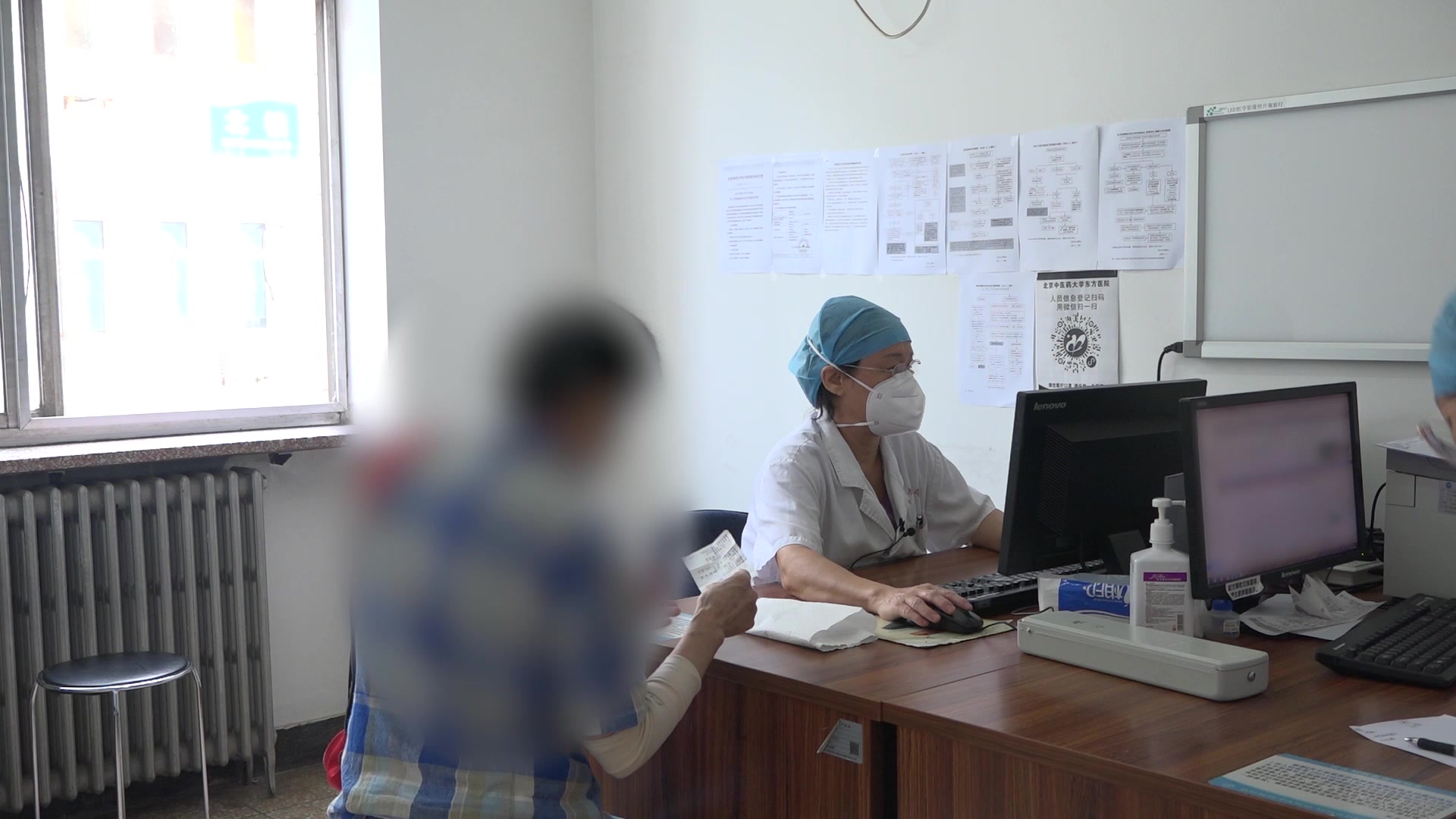 脾肾阳虚上热下寒：老年女性怕风怕冷腿痛2年温补脾肾配合蜡疗外治