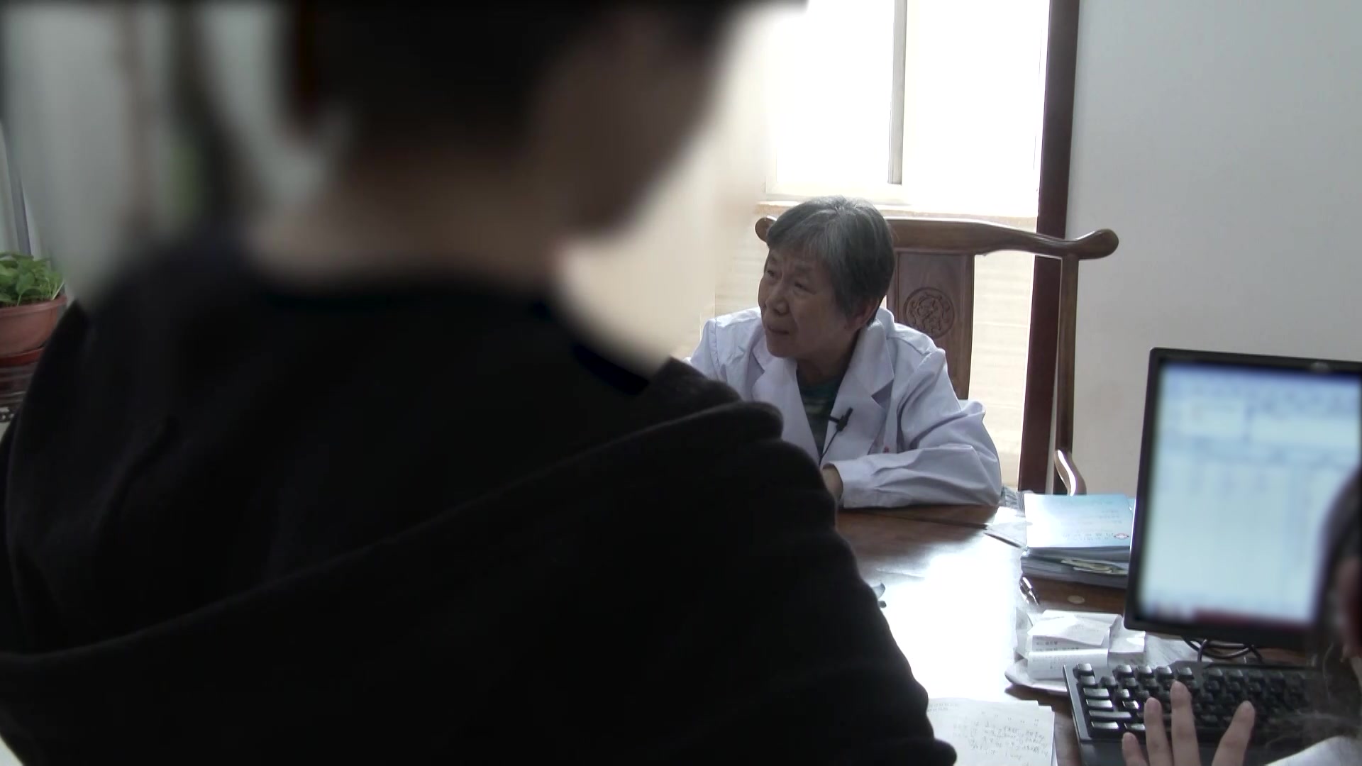 湿热痹阻寒热错杂：42岁女性风湿痹证关节痛血尿的寒热并调法