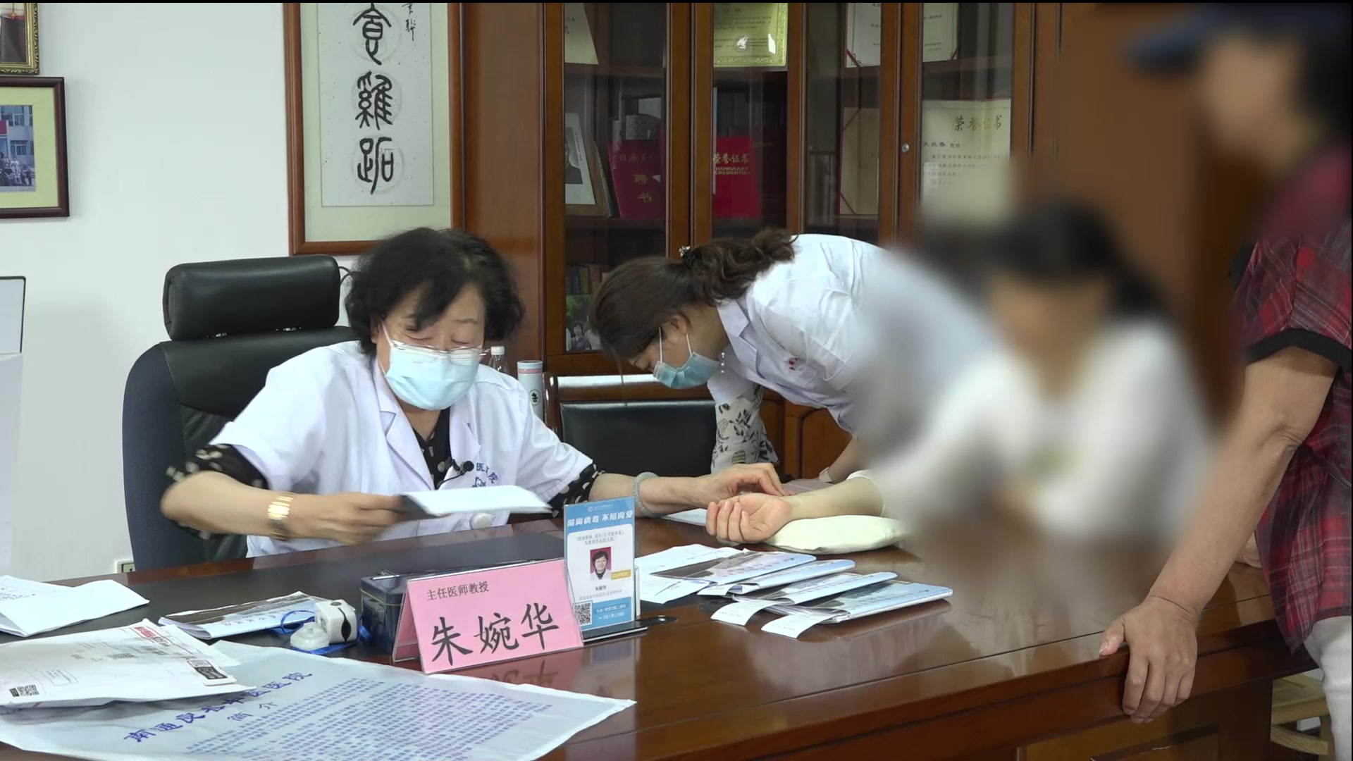 湿热下注：43岁女性经间期出血的守方治疗