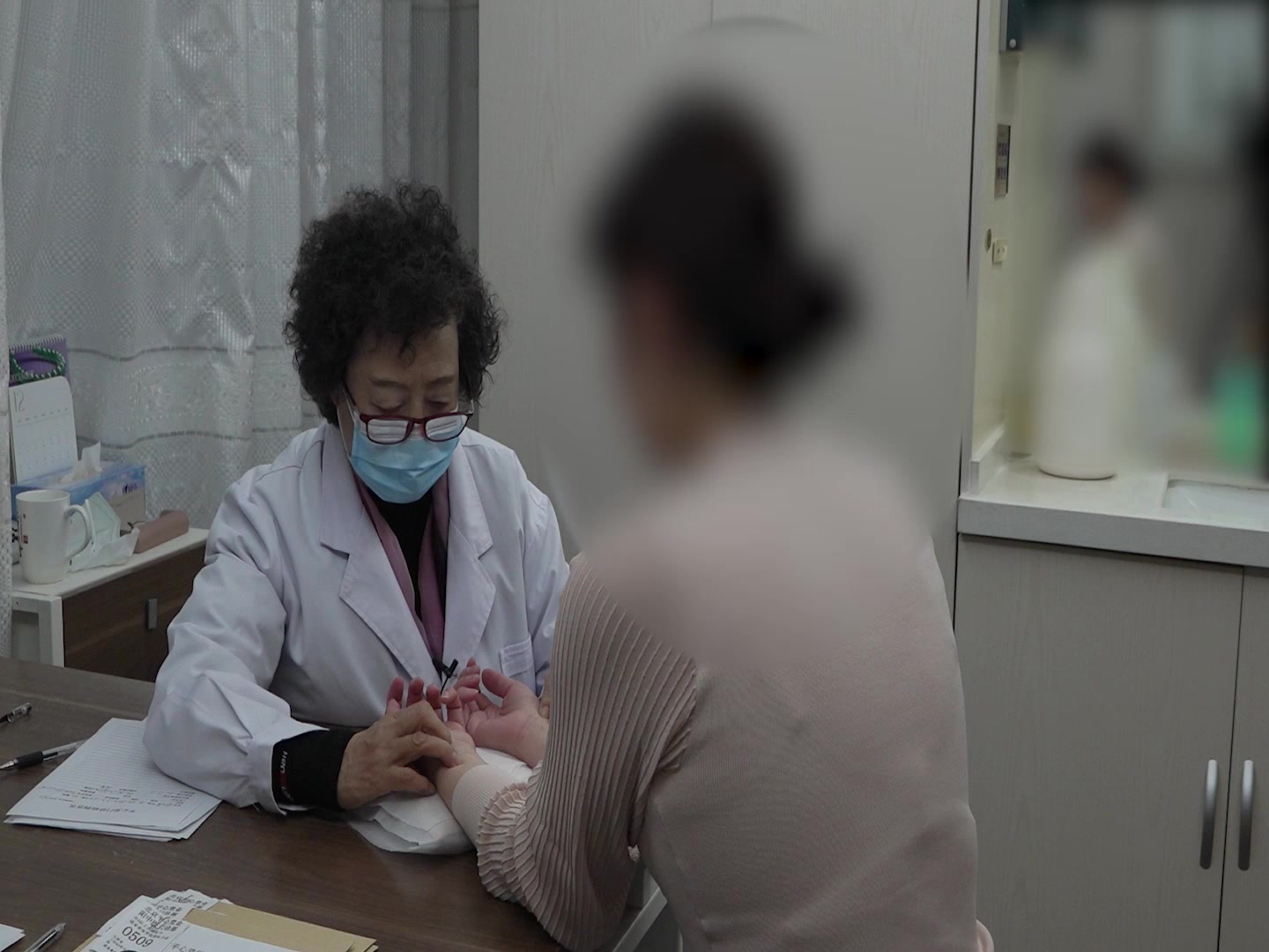 精血亏虚痰湿内蕴：40岁主妇熬夜疲劳腰膝酸的补益肝肾祛湿化浊法