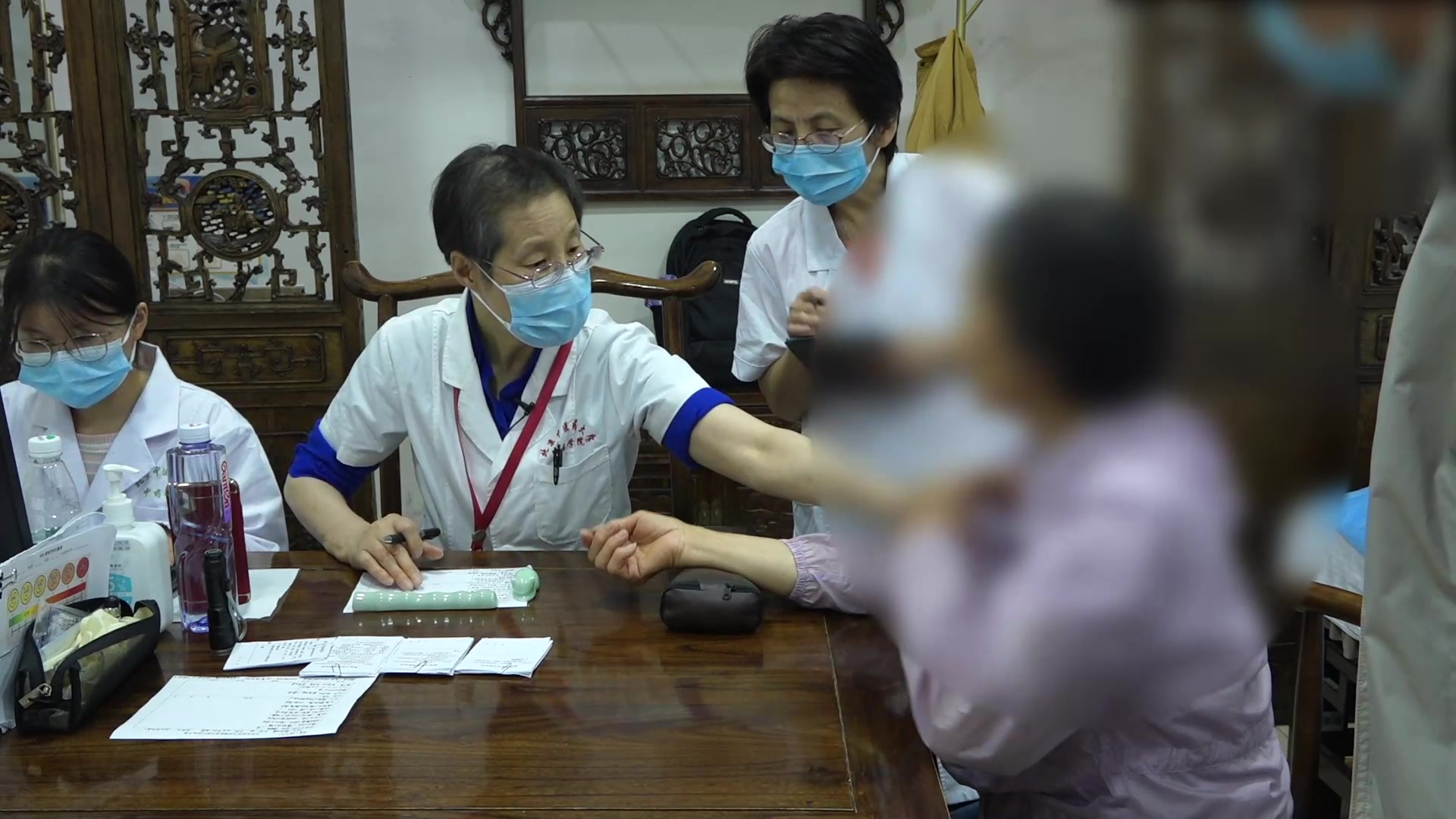 气虚血瘀，痰瘀互结：73岁女性锁骨囊肿的益气扶正散结法