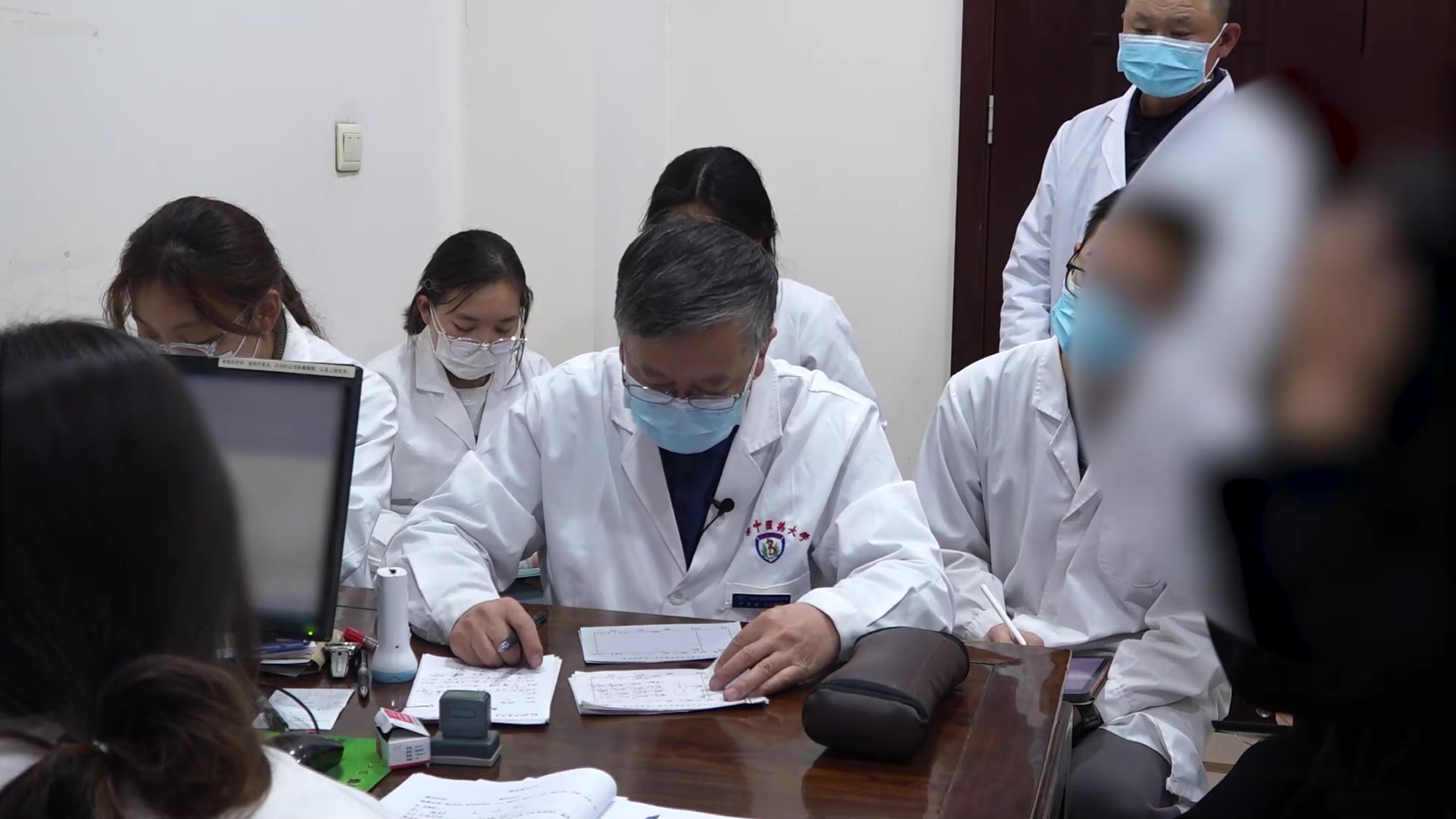 上热下寒：36岁女性反复咽痛伴经行小腹冷痛的清上温下法