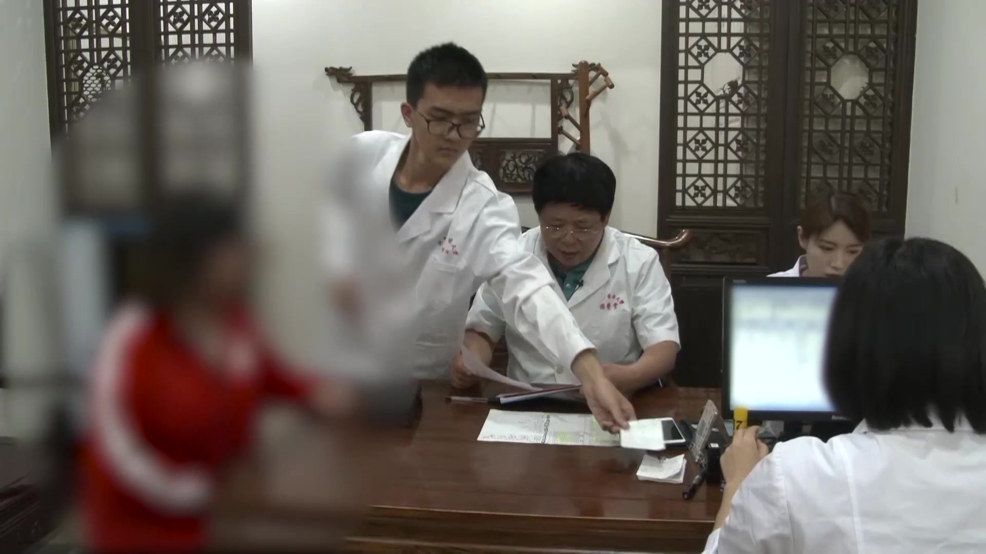 脾虚湿热内蕴：28岁女性腹胀消后多梦便干的健脾消食法