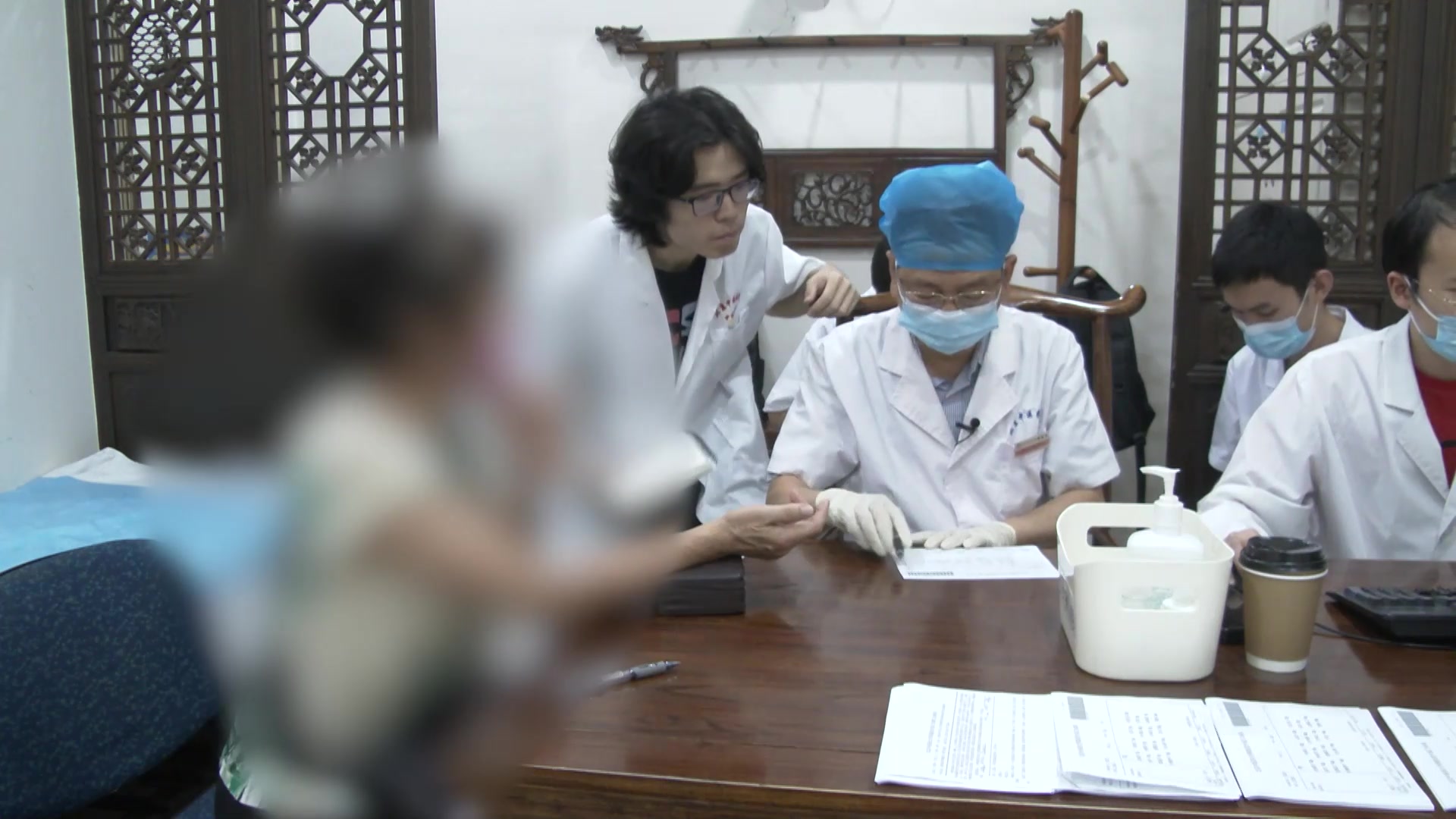 风寒湿痹痰瘀阻络：64岁女性下肢冷痛冒风的祛风散寒通络法