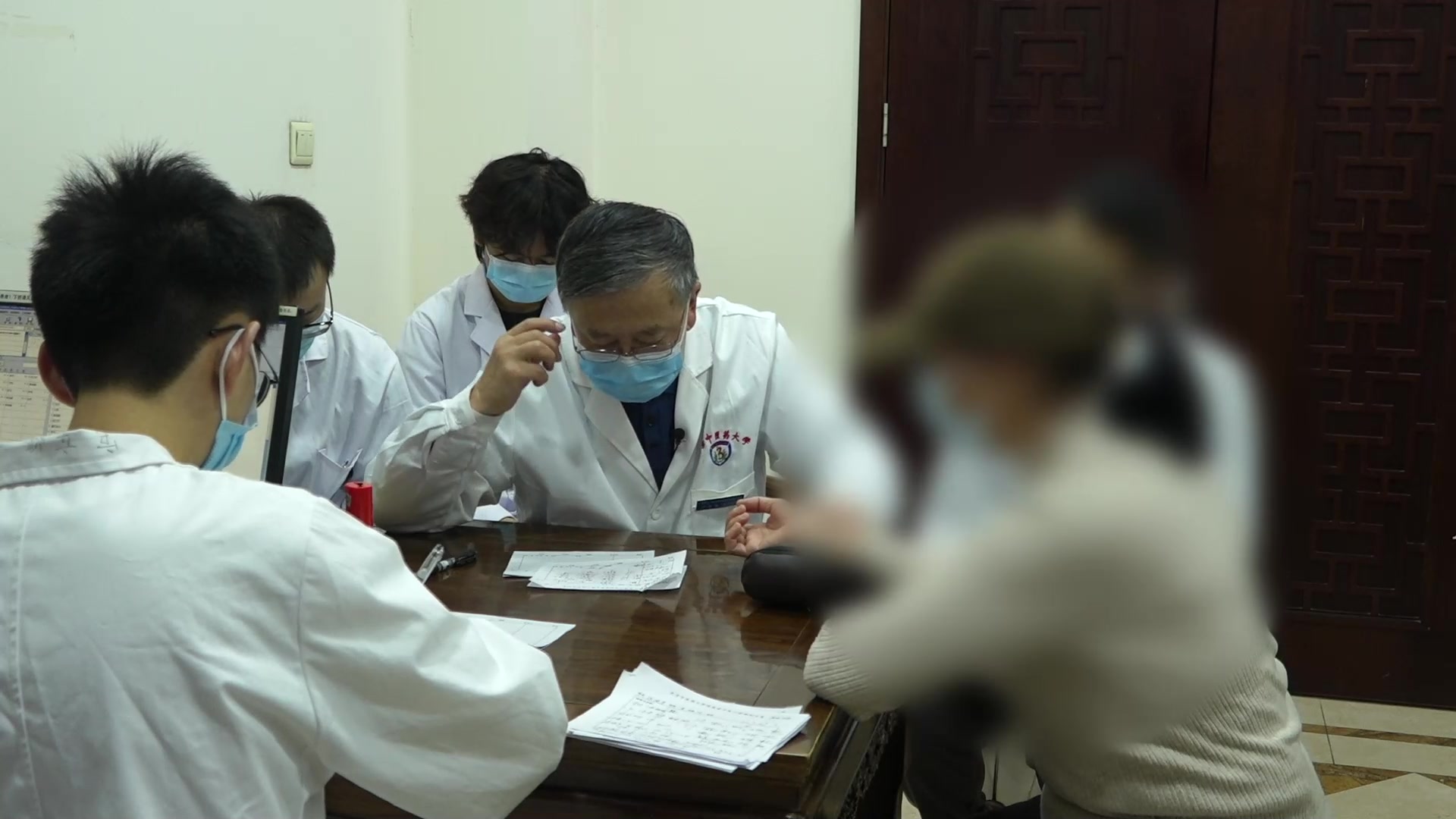 风邪袭肺兼阳气亏虚：59岁女性咳嗽遇风加重伴脚凉耳响的温阳宣肺法