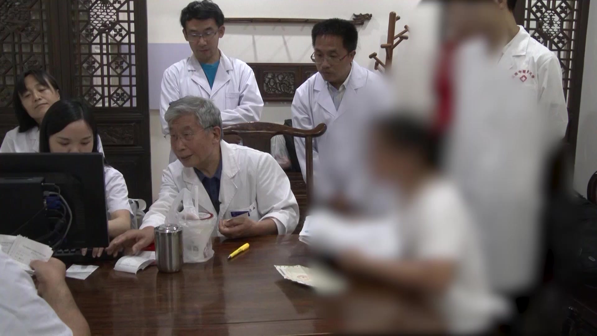 寒热错杂，脾胃虚寒胃热：45岁女性胃反流齿蚀月经稀发之温清调经法