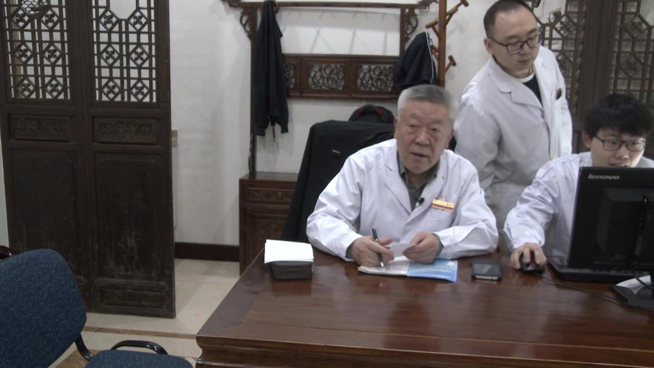 湿浊内蕴：63岁男性结肠癌术后大便干黏7年的化湿通腑调治