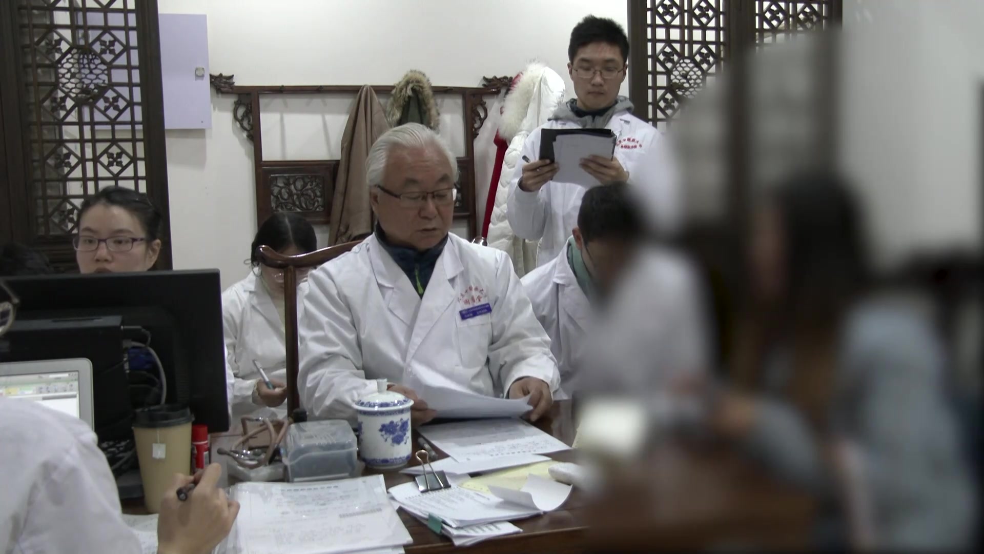 上热下寒肝气郁结：23岁女性面部痤疮伴手足凉与乳腺增生的清上温下疏肝法