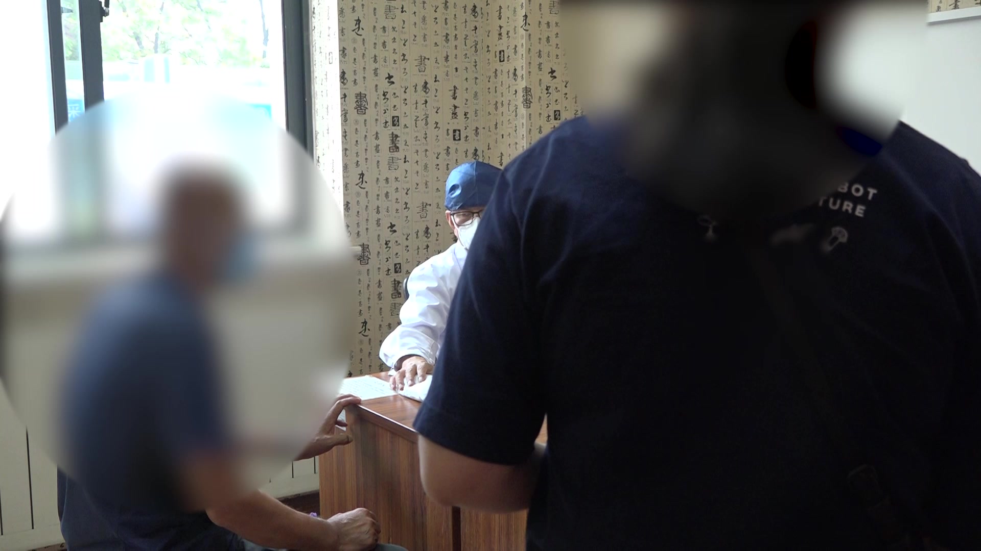 湿热蕴结如油入面：62岁男性慢性血管炎性荨麻疹的清热利湿法