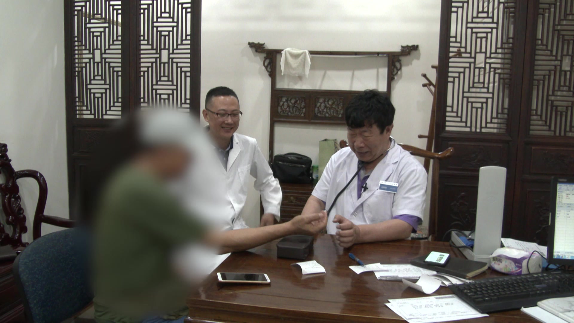 脾肾气虚湿浊郁热：64岁慢性肾炎尿蛋白升高伴便干的健脾化湿透热法