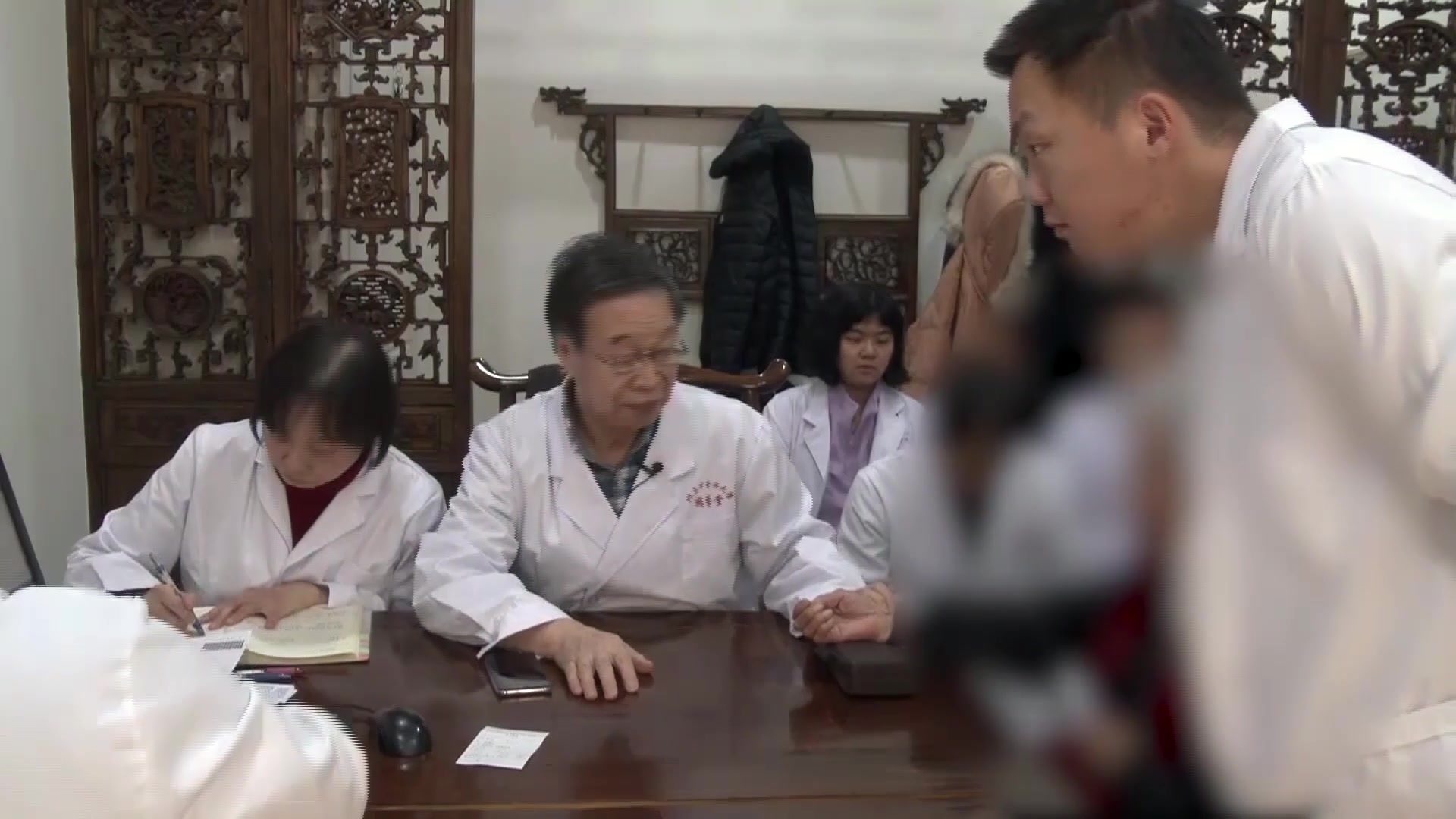 脾肾亏虚气不摄血：82岁术后老人纳差便秘皮下出血的补气调治
