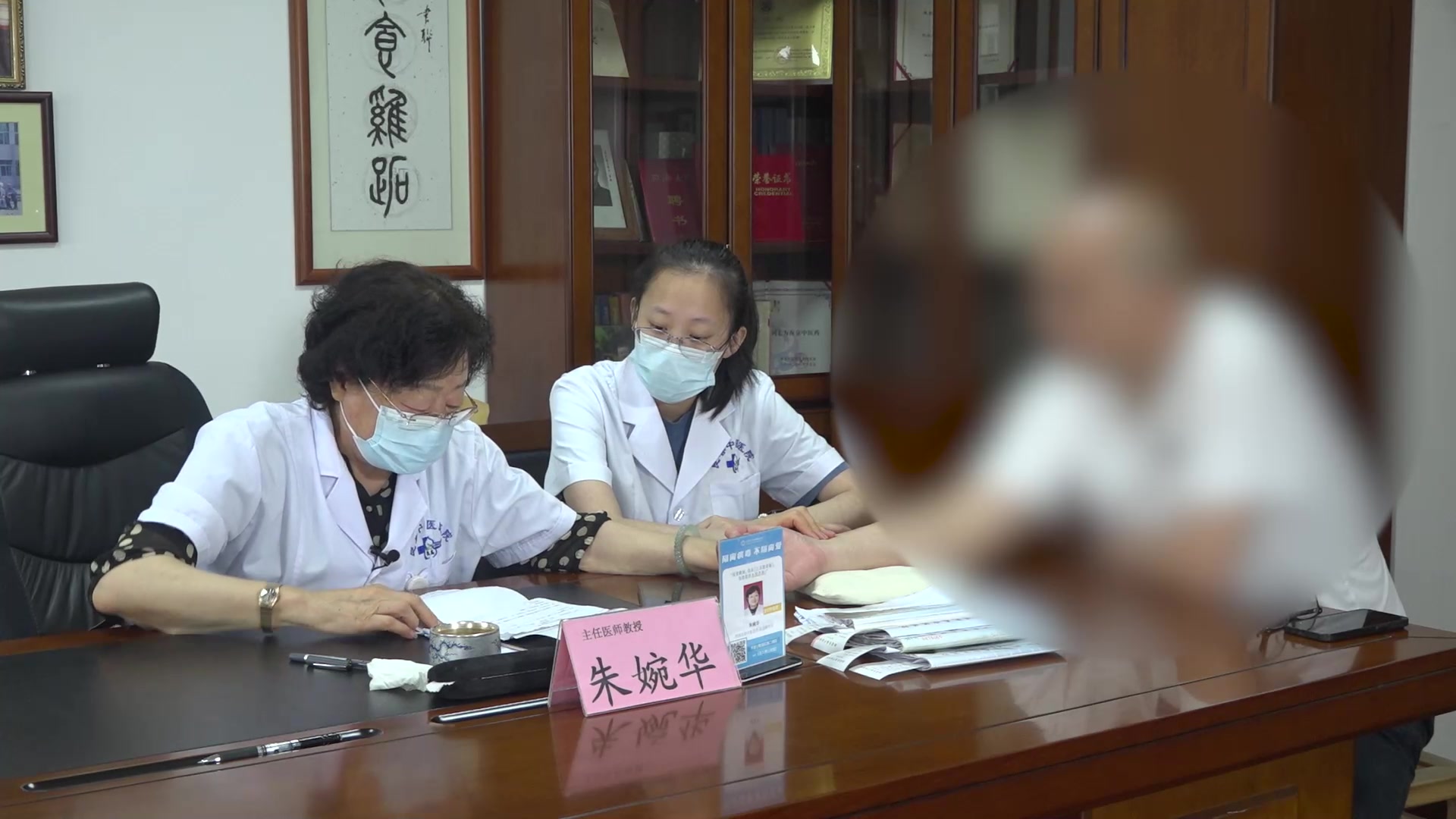 气虚血瘀经络阻滞：54岁男性颈椎术后乏力踩棉花感的针灸活血综合治疗