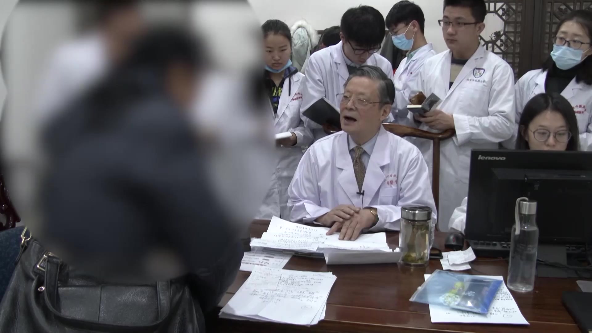 阳虚卫外不固兼内热：23岁寒冷性荨麻疹患者的温阳固表清热法