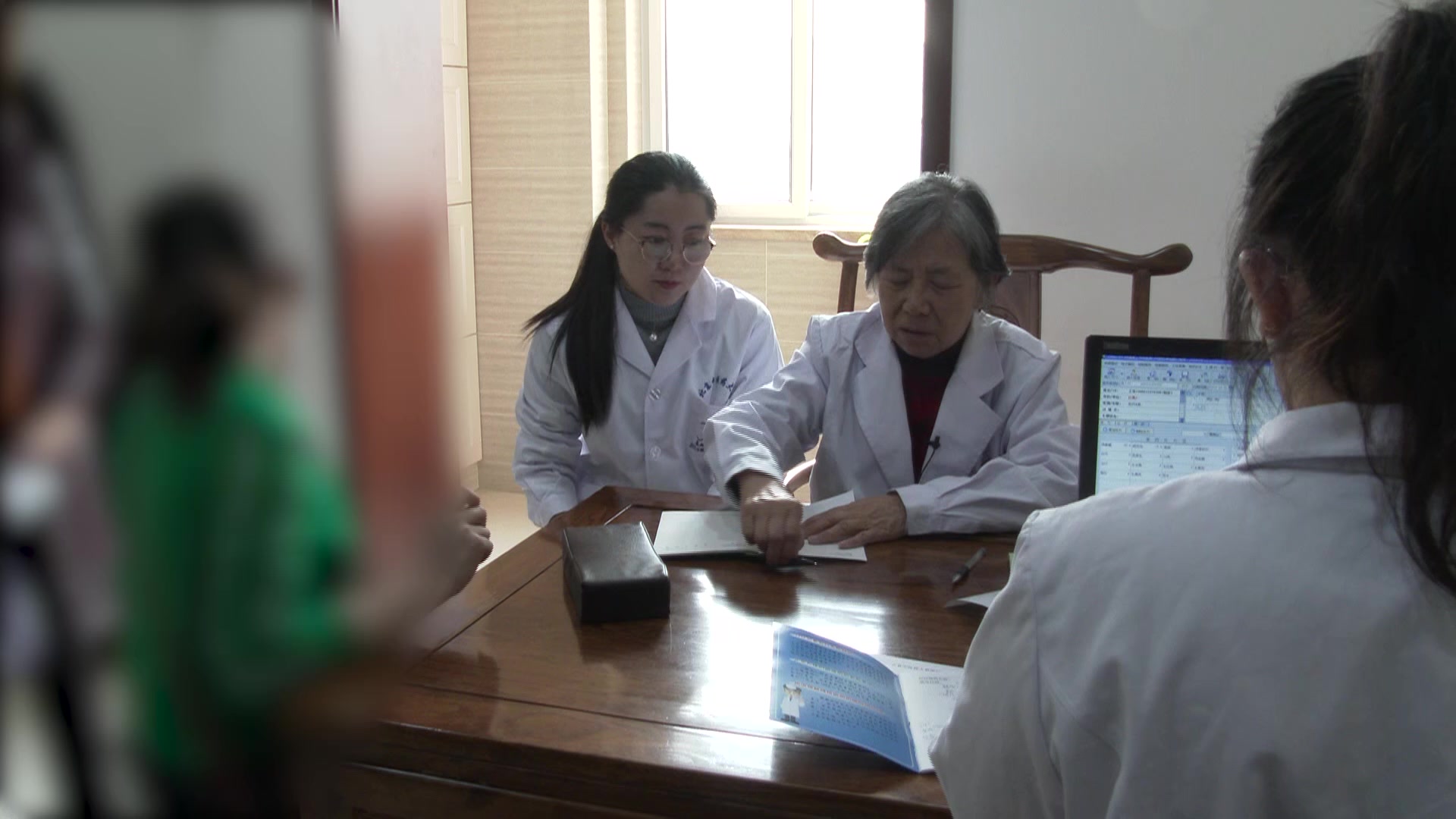 复诊调治：31岁女性失眠多梦伴皮疹关节痛