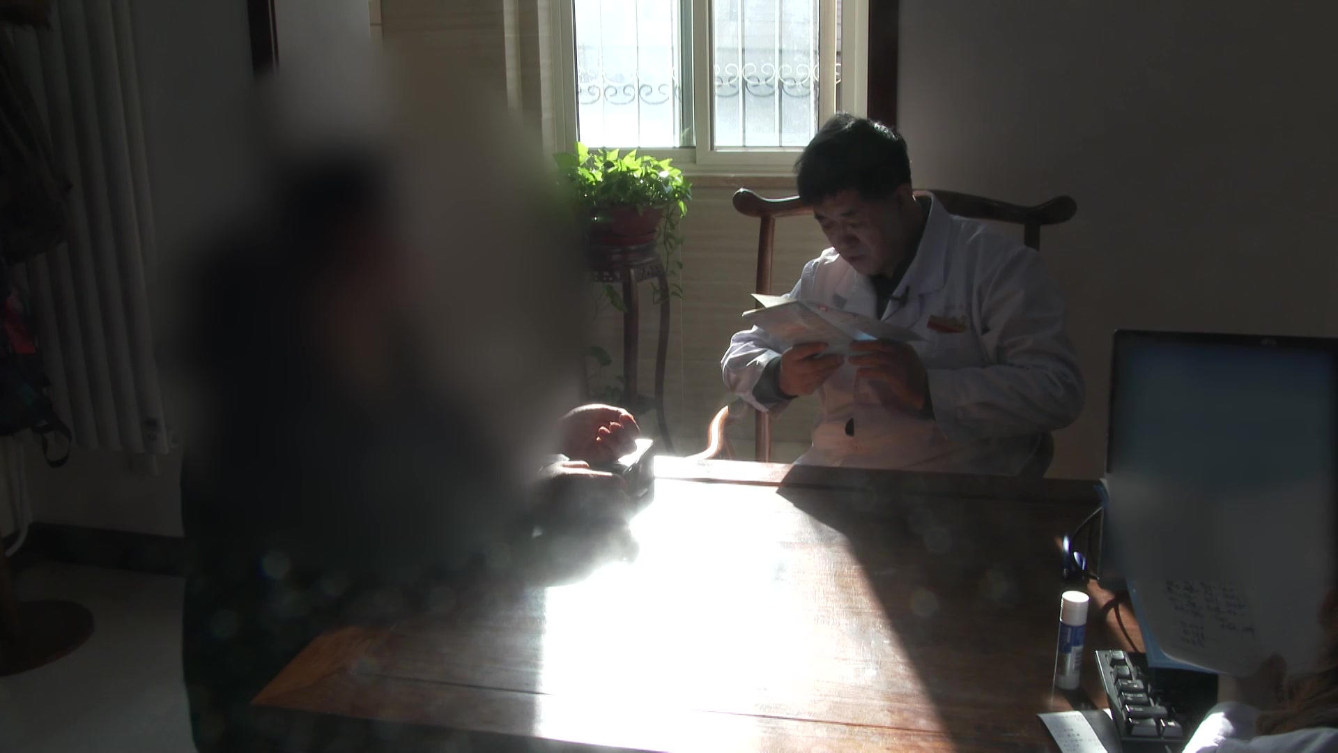 肝胆湿热内扰：45岁女性失眠3月余的清利湿热安神法