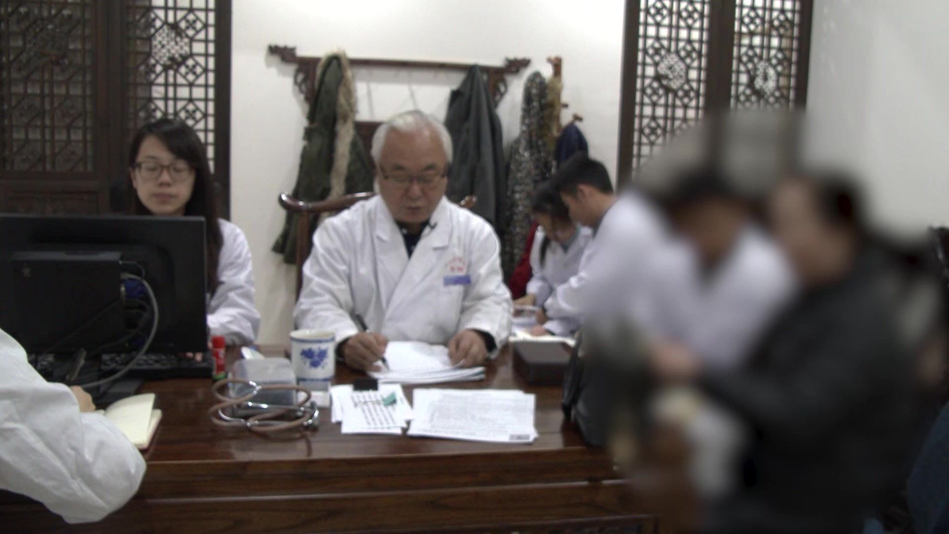 脾虚寒热错杂胃阴不足：54岁女性心下痞胃胀胸闷的健脾调中养阴法