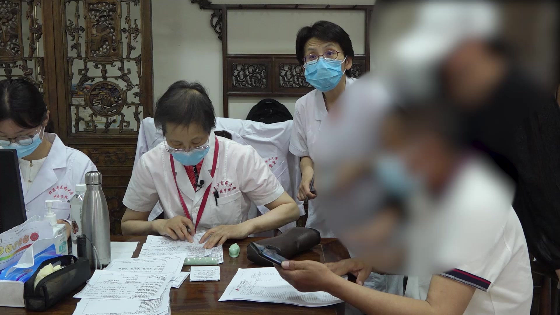 正虚毒瘀：52岁男性腰痛血尿、膀胱占位的急则治标与扶正决策