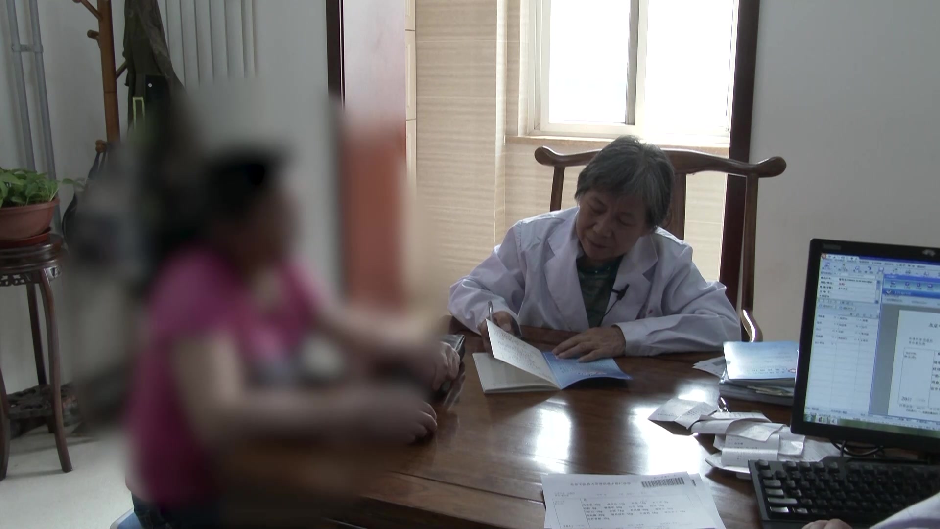 痰湿瘀阻兼外感诱发：47岁女性痹证复诊手指胀痛好转，感冒后痰喘的中医调治